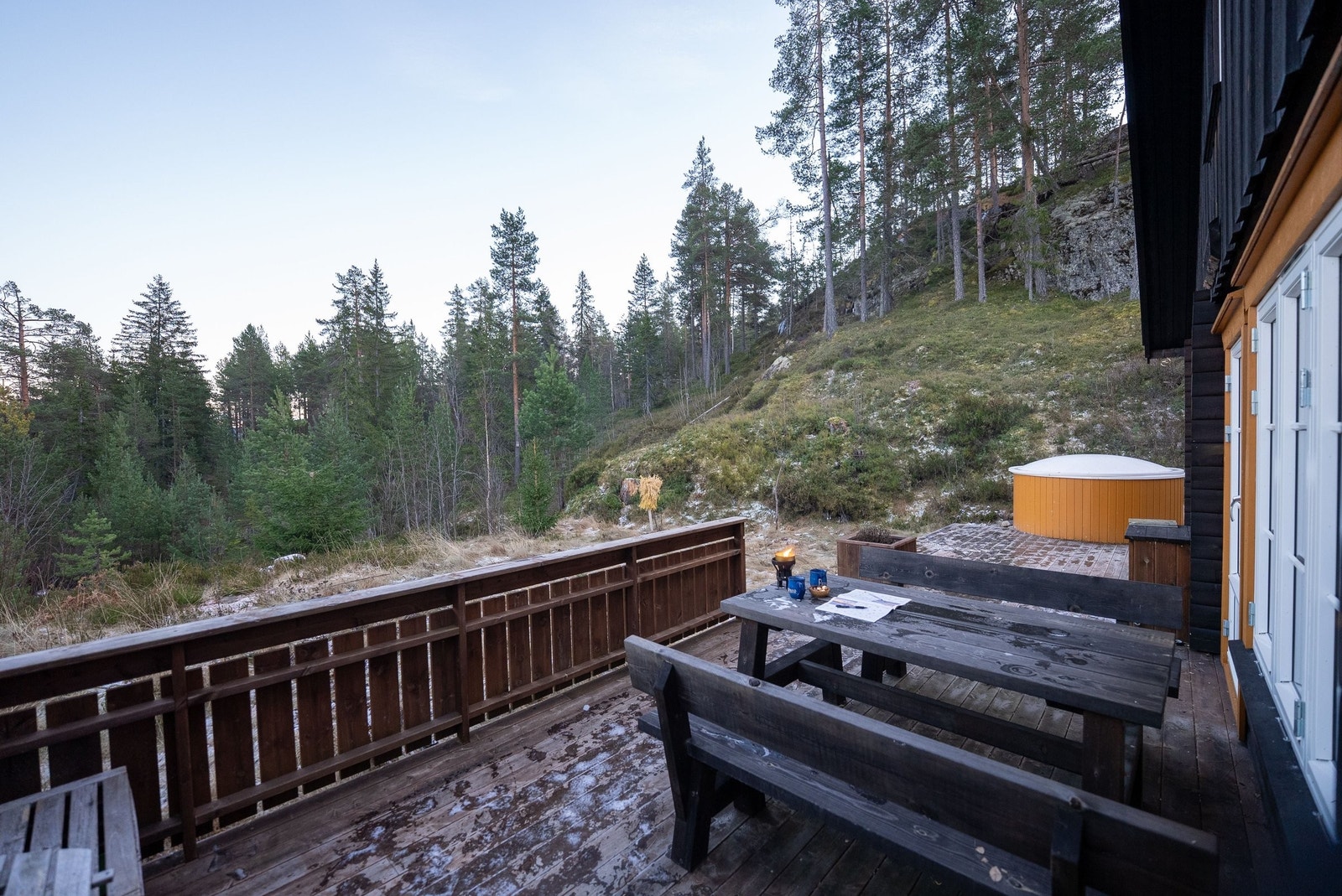 Terrasse med utsikt mot skogen Galleribilde