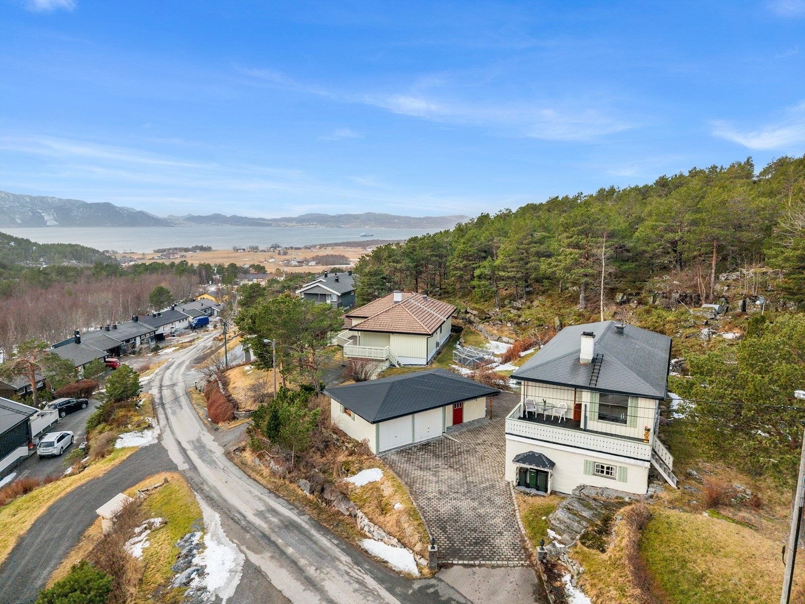 Velkommen til Langmyrveien 31 - en svært innholdsrik familiebolig over to plan (VISNING PÅ FØRSTKOMMENDE SØNDAG 29.03.26)! (Foto: Harald Wanvik) Galleribilde