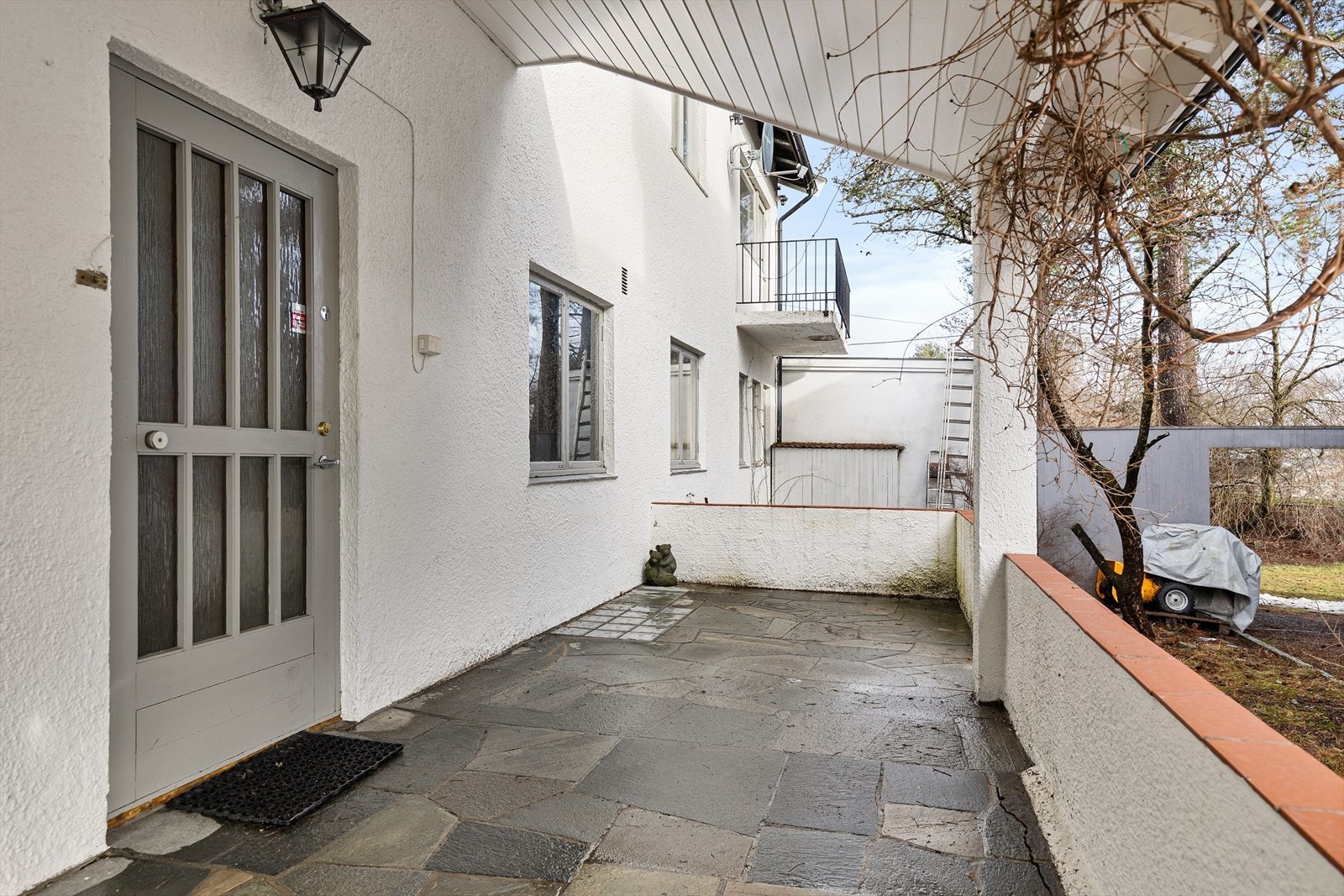 Overbygd inngangsparti på baksiden av huset Galleribilde
