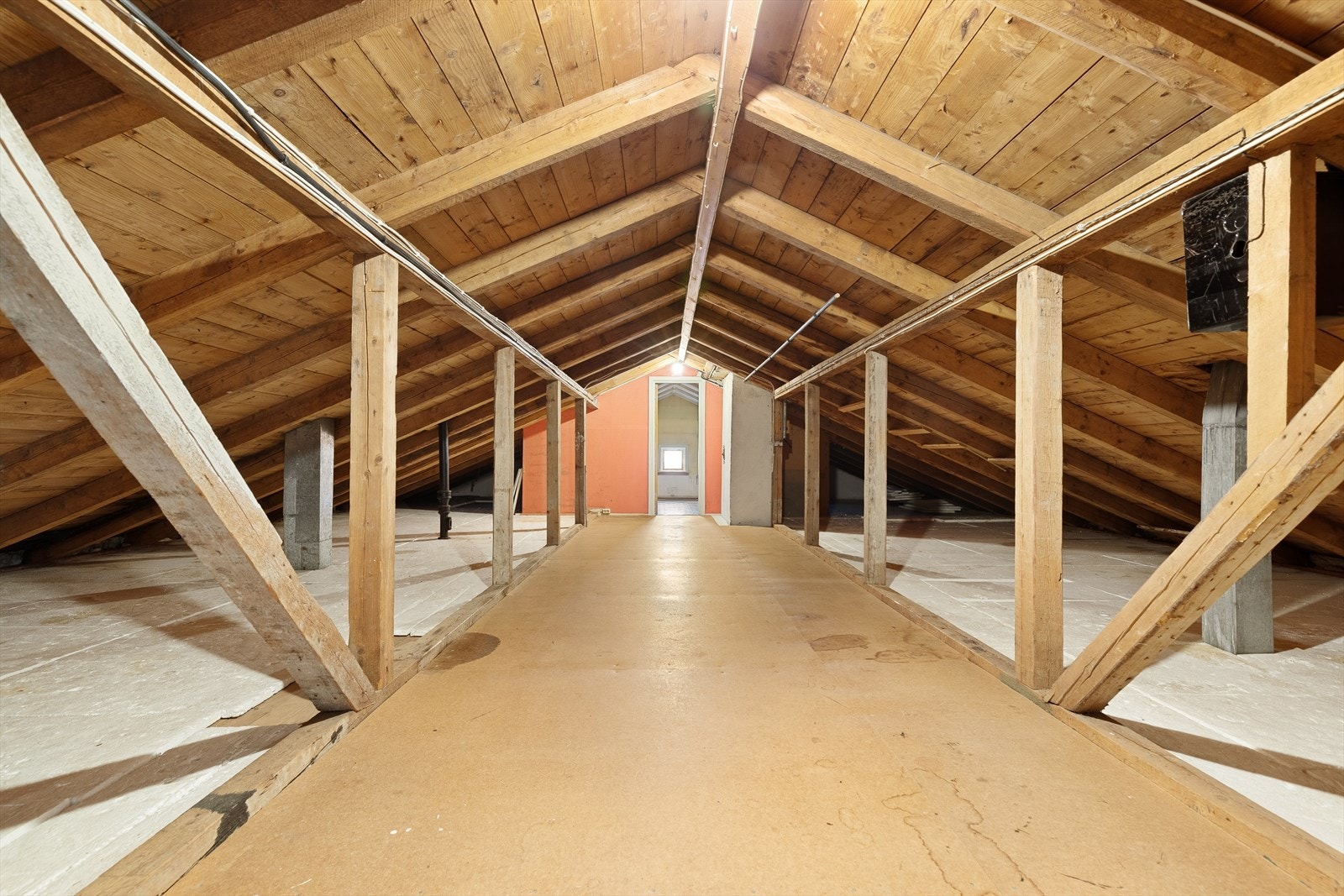 Romslig, uinnredet loft med stort potensial Galleribilde
