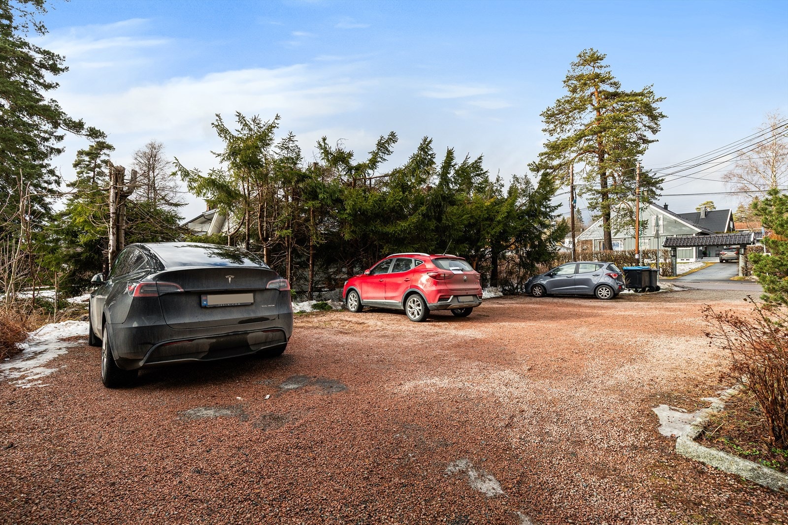 Leiligheten disponerer tre biloppstillingsplasser på tomten. Det er lagt opp til strøm på en av disse p-plassene Galleribilde