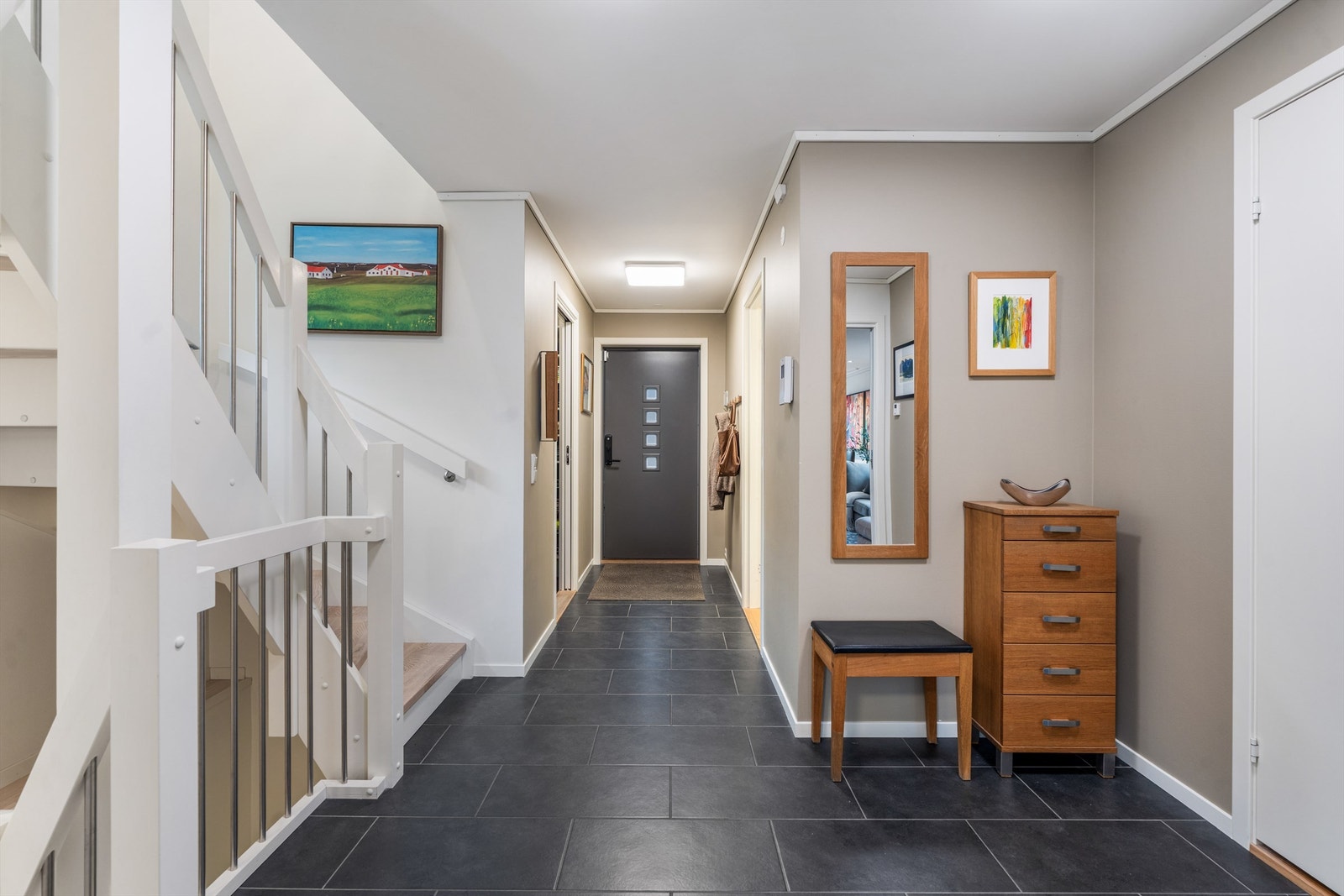 Velkommen inn til dette innholdsrike og innbydende hjemmet. Her møter dere først en romslig gang/hall som på ene siden har garderoberom, og på andre siden ett kontor/soverom og bad med dusj. Galleribilde