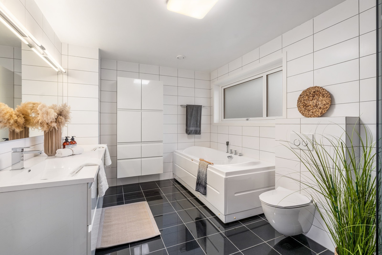 Badet her i 2 etg, er lekkert, med både badekar og dusjløsning. Det er også dobbel servant og godt med skapplass. Galleribilde