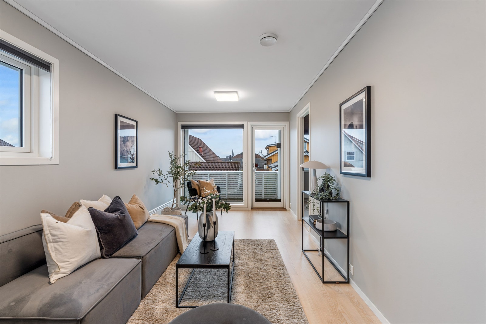 Loftstue med dør ut til balkong. Dør til høyre er inn til soverom nr. 3 her i 2 etg. Galleribilde