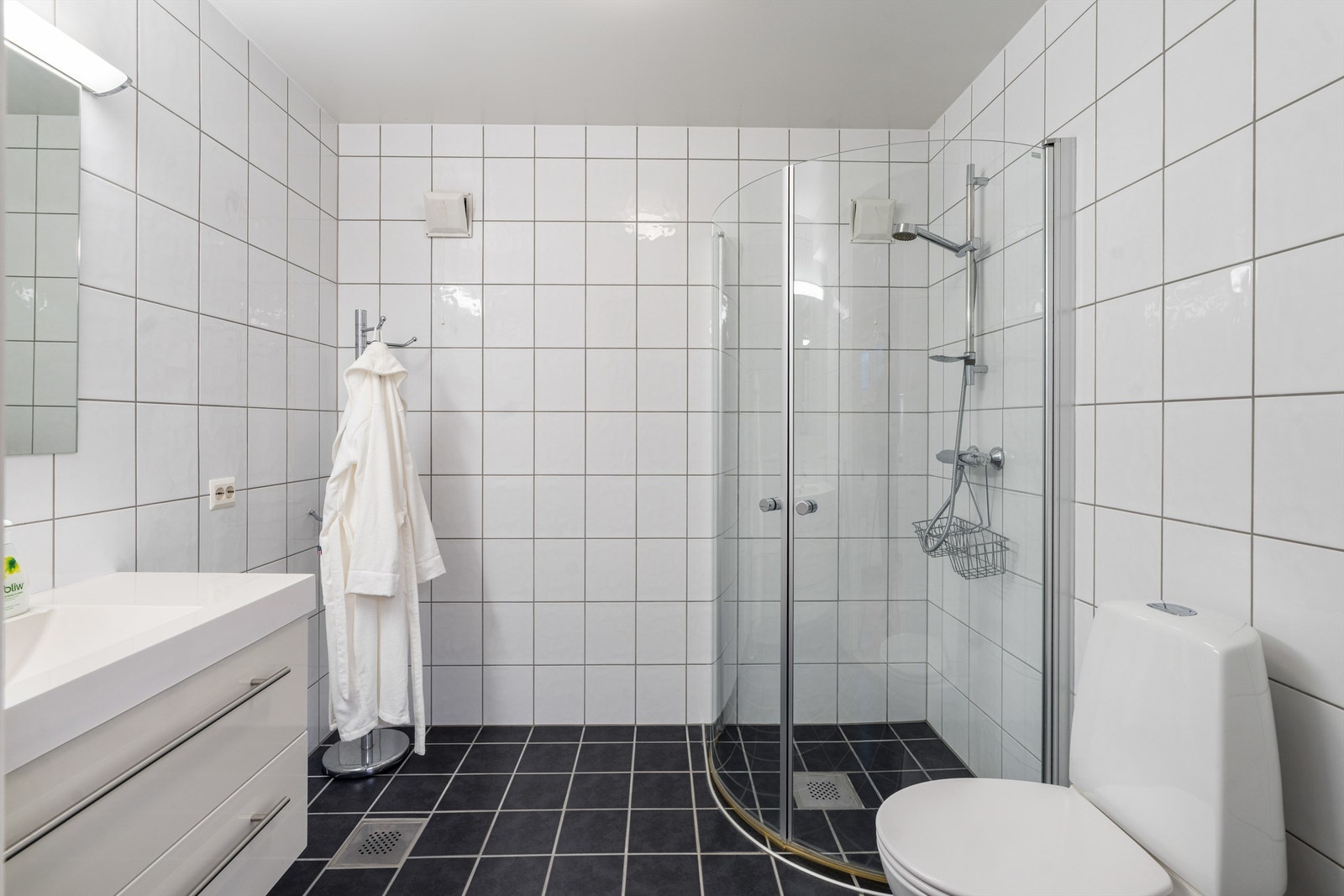 Bad i kjeller med dusj og opplegg for vaskemaskin. Galleribilde