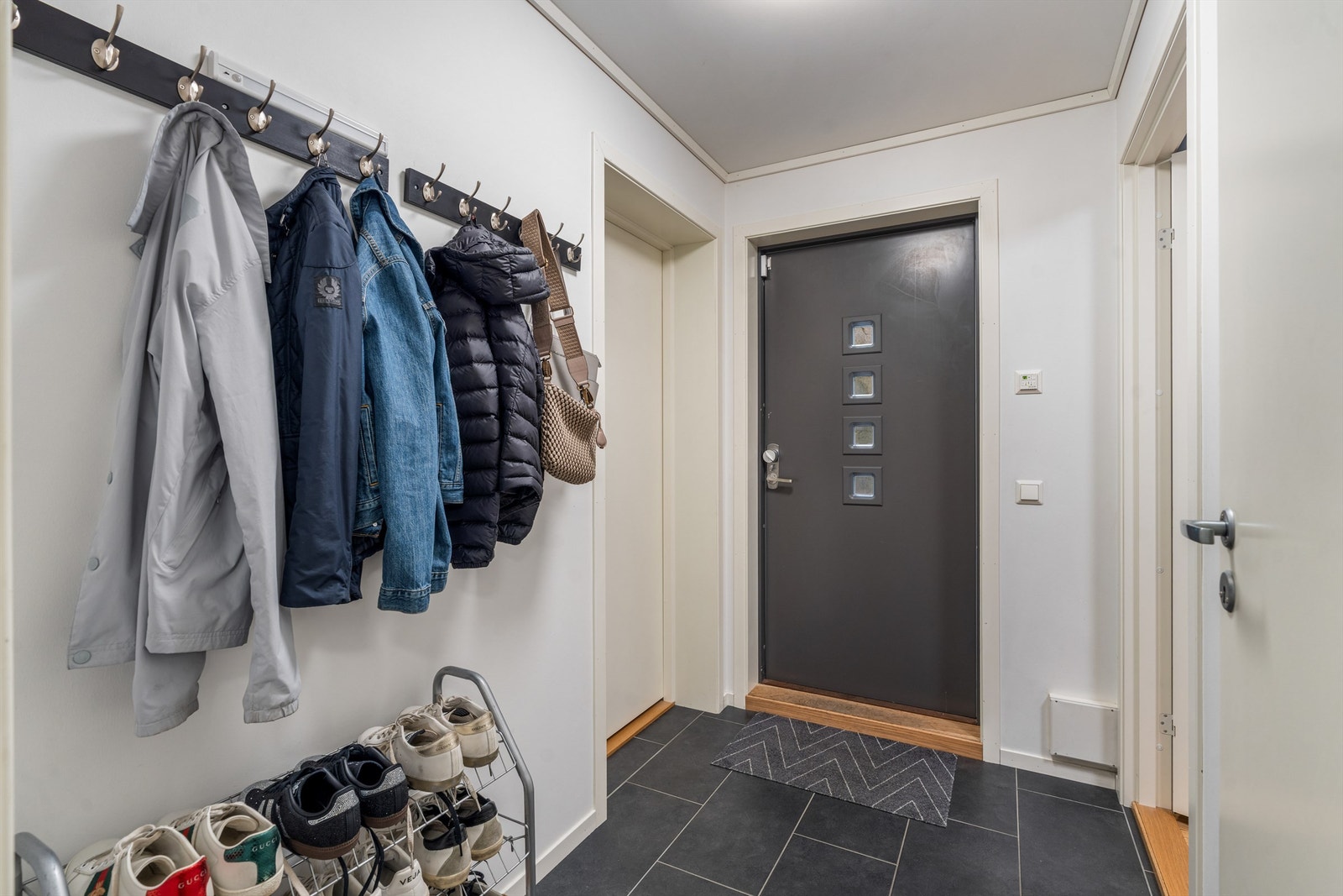 Gang / entrè i kjeller. Det monteres lignende ny hvit dør før visning. Galleribilde