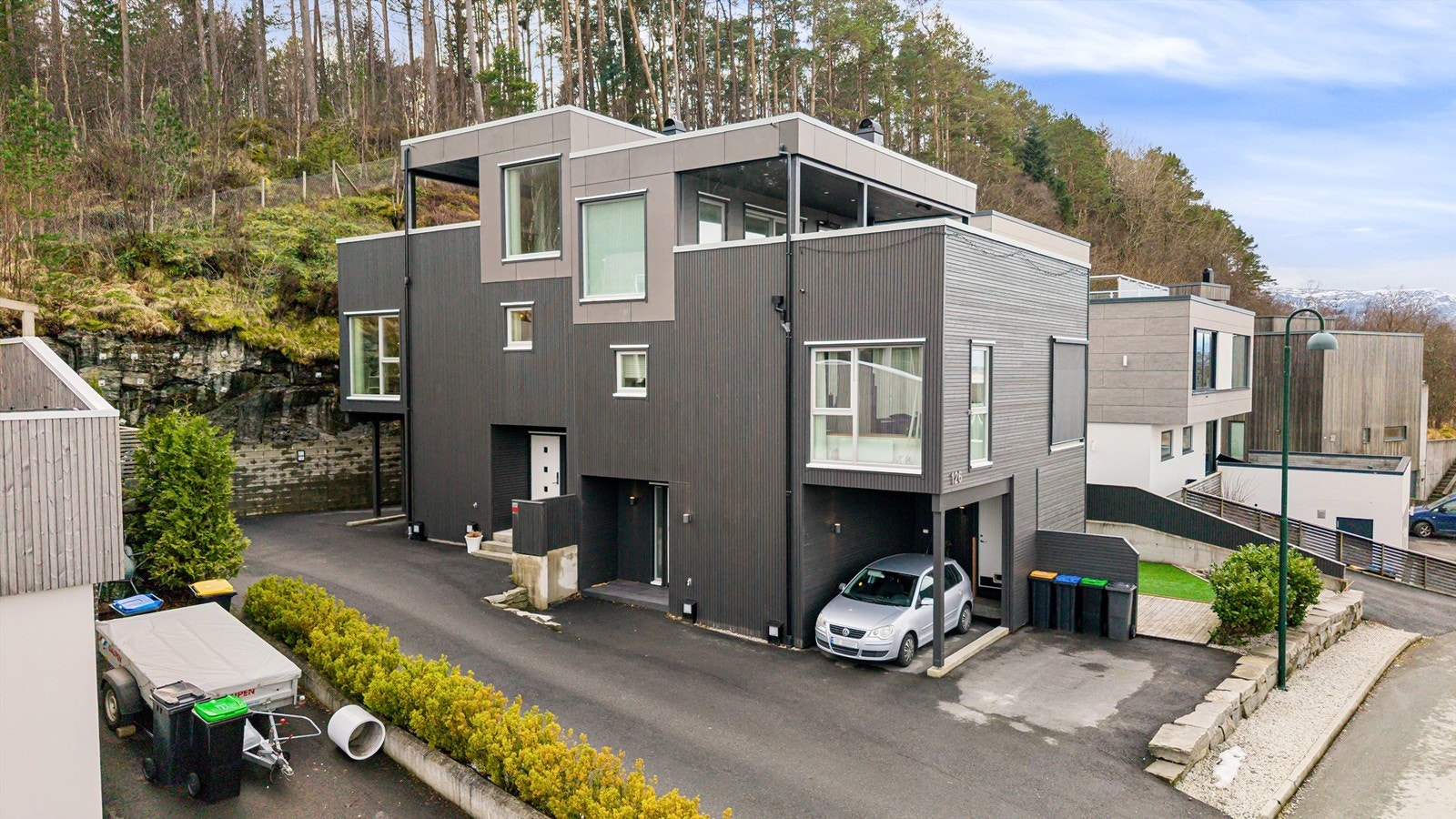 Dronebilde av fasade og inngangsparti mot øst Galleribilde