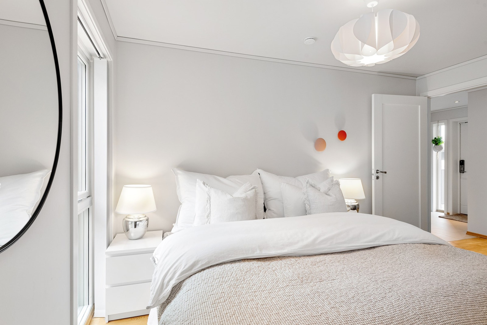 Rommet er lunt og privat, med god plass til dobbeltseng og nattbord Galleribilde