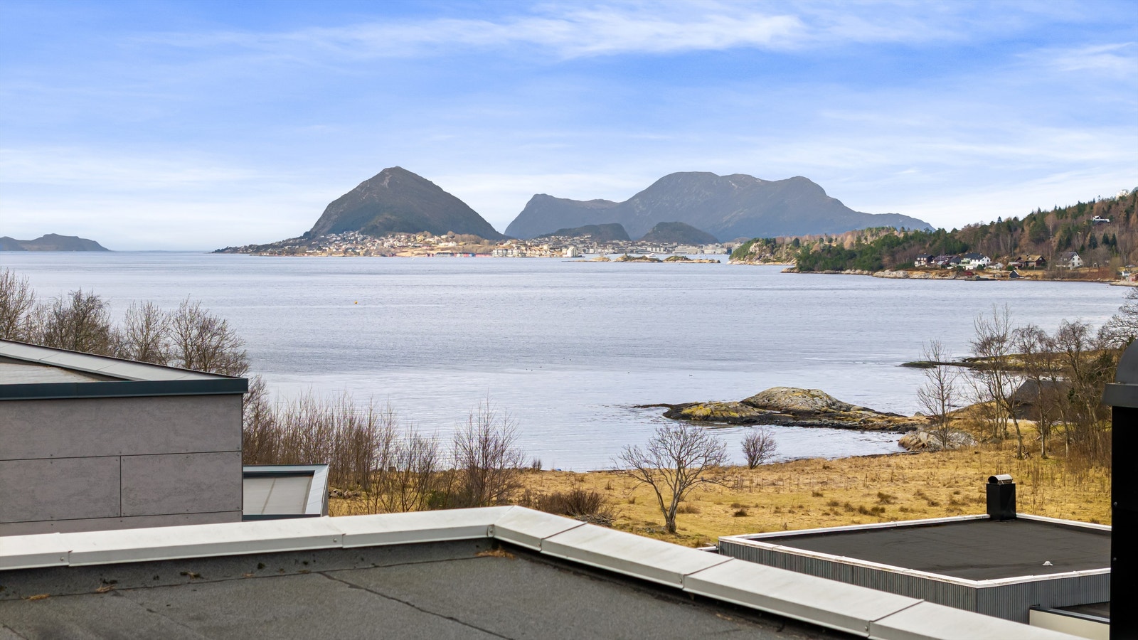 Utsikten fra takterrassen strekker seg over Borgundfjorden og mot sentrum Galleribilde