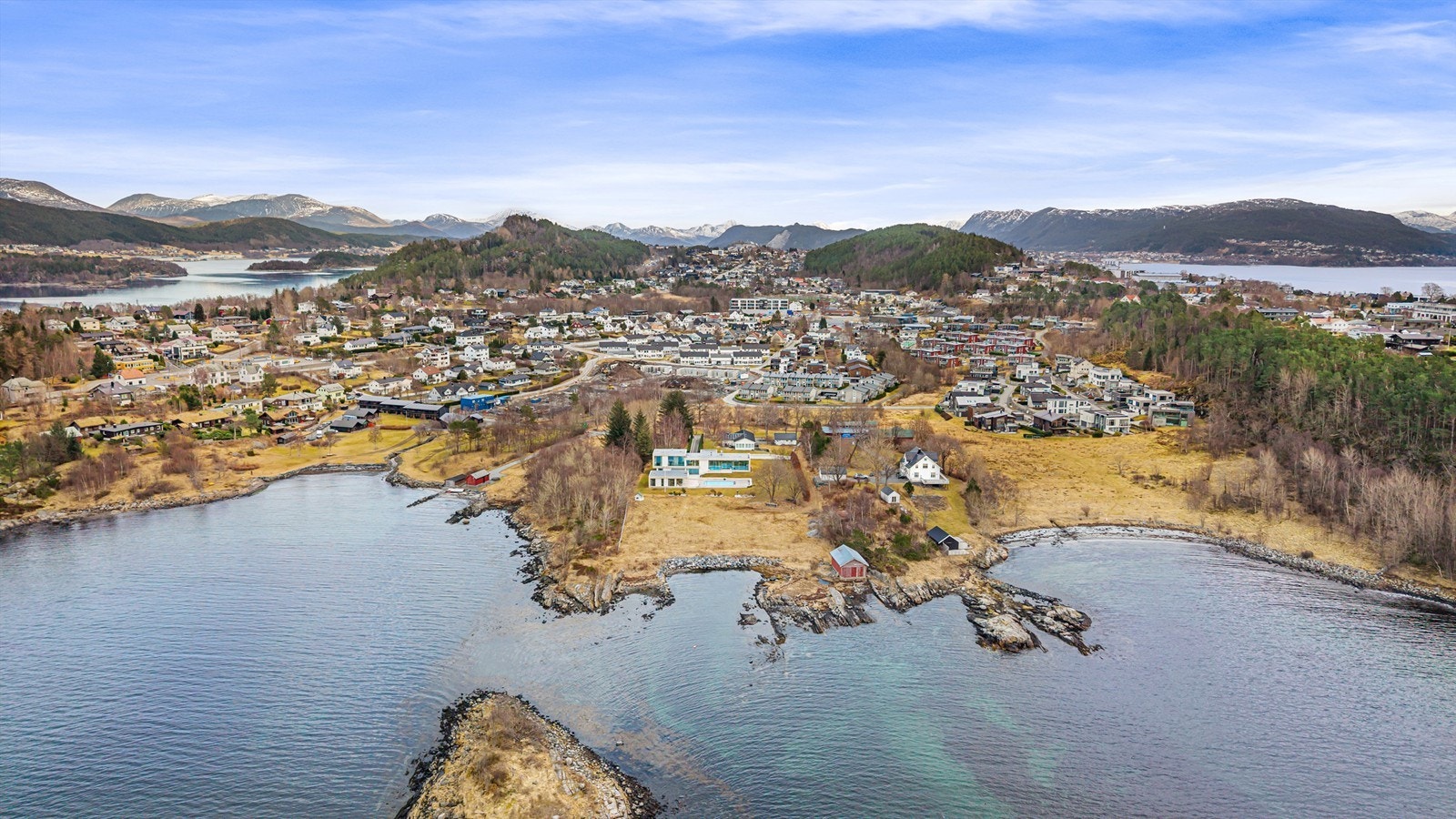 Fra eiendommen er det kun 300 meter til sandstranden på Prinsen, og flotte badeplasser på Bogneset. Galleribilde