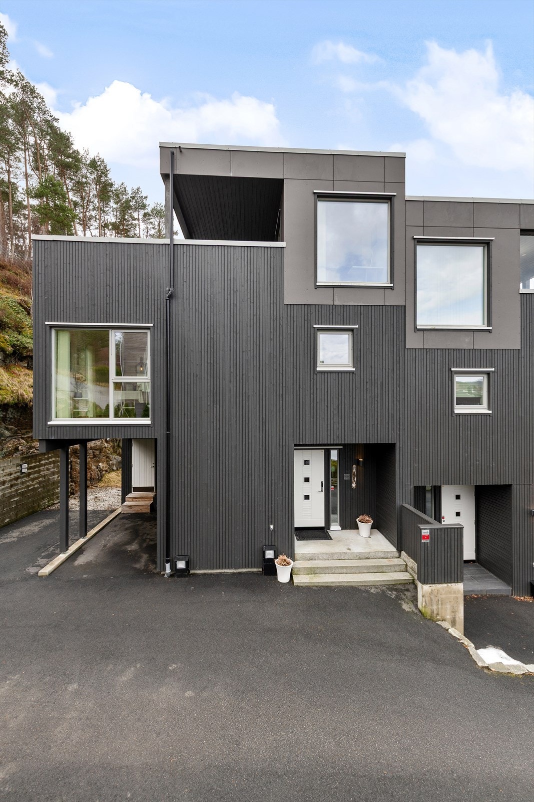 Fasade, carport og inngangsparti mot øst Galleribilde