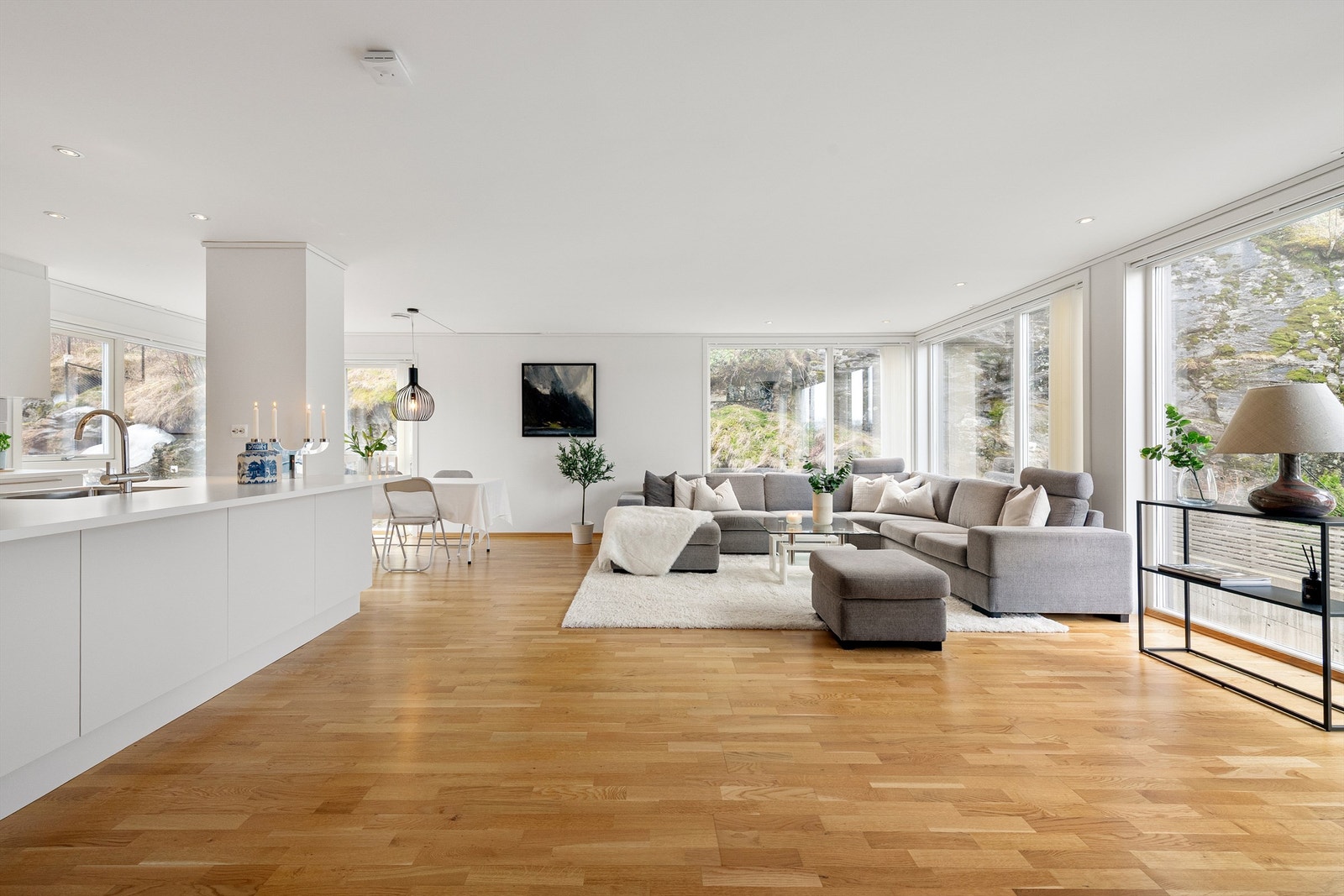 Stuen har en luftig og åpen funksjonell løsning som enkelt kan møbleres i flere soner Galleribilde