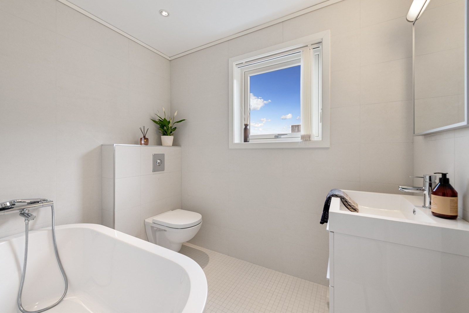 Badet i andre etasje er også helfliset med gulvvarme, og har et frittstående badekar Galleribilde