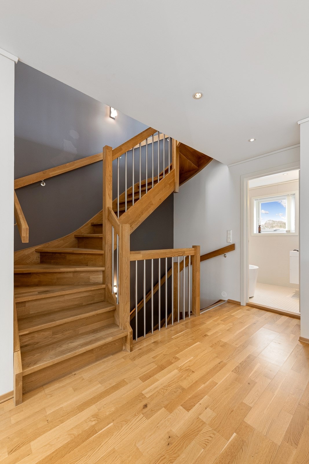 Flott innvendig trapp i tre mellom etasjene Galleribilde