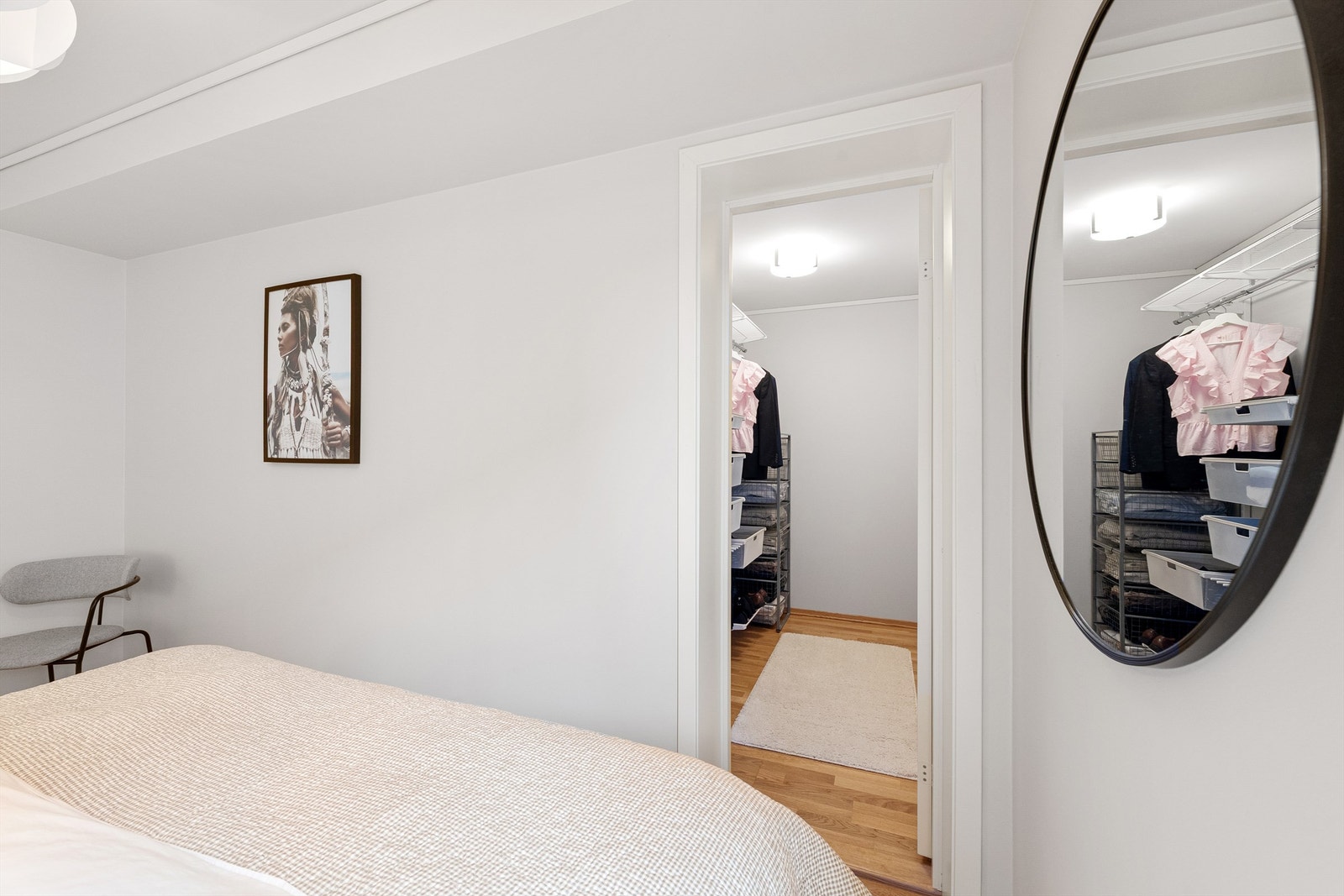 Direkte fra soverommet kommer du inn til et praktisk, innredet garderoberom Galleribilde