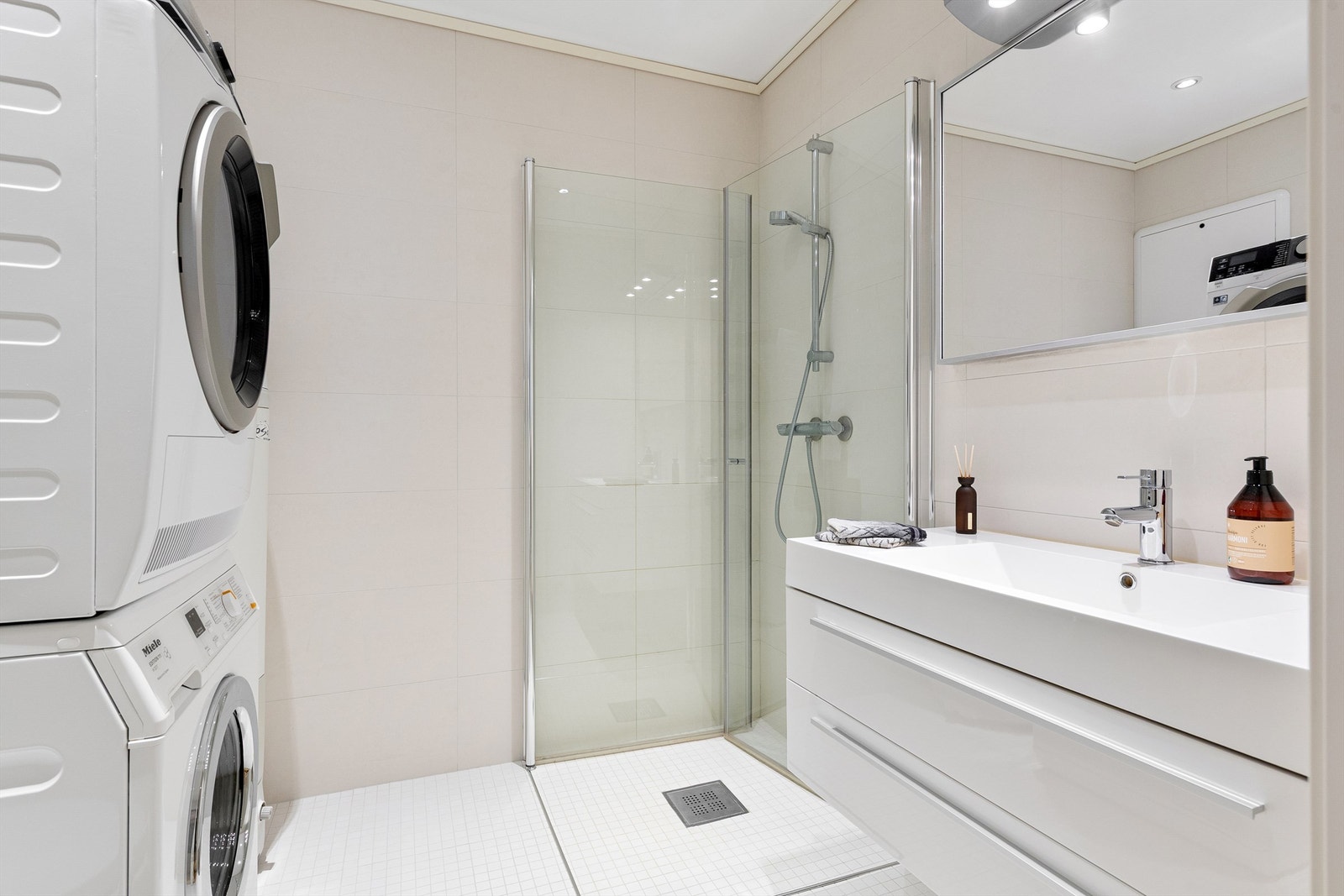 Badet i første etasje er helfliset og har gulvvarme. Her er det dusjhjørne og opplegg for vaskesøyle Galleribilde