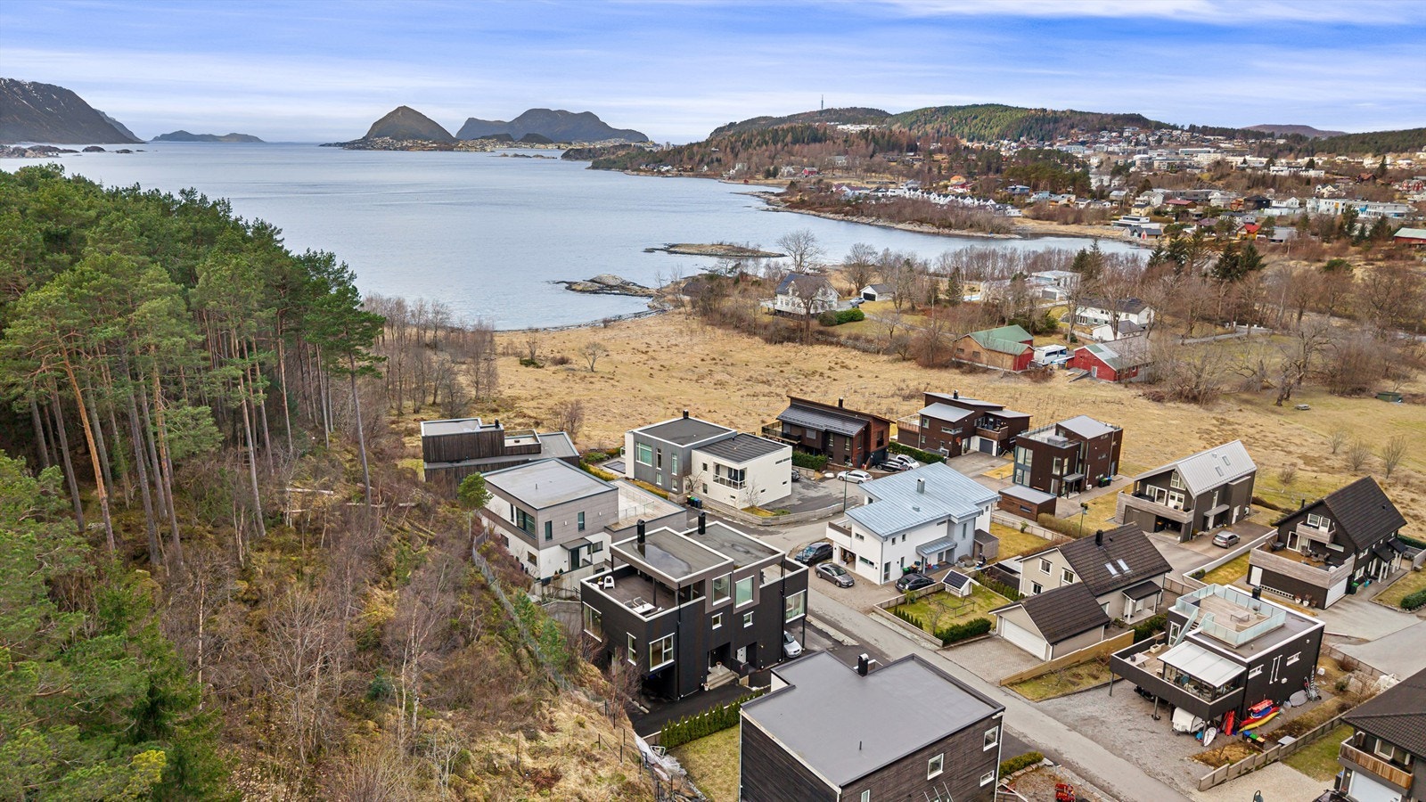 Beliggenheten er barnevennlig, med kort vei til både sjøen og flotte turområder. Galleribilde