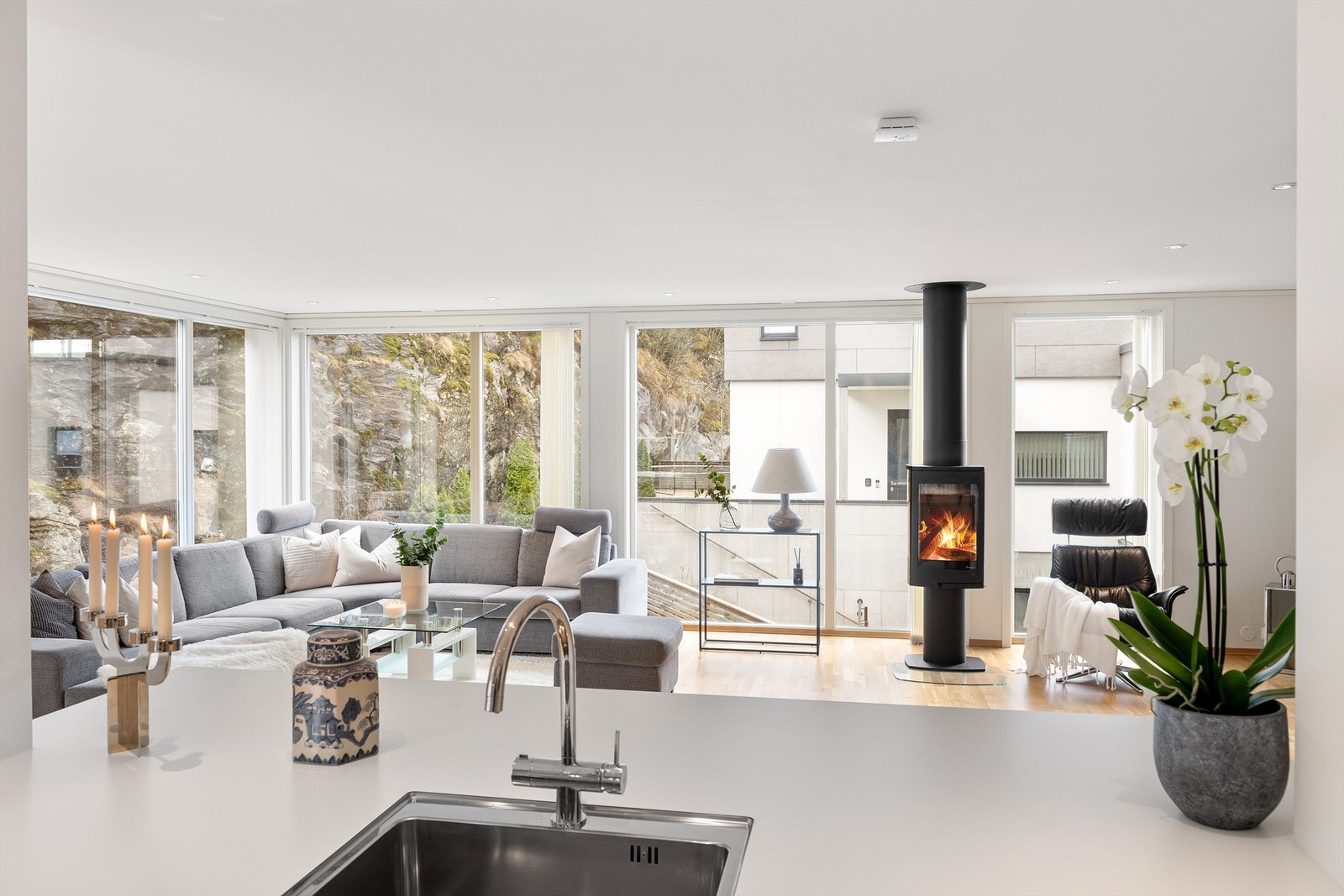 Fra kjøkkenøyen har du full oversikt over stuen Galleribilde