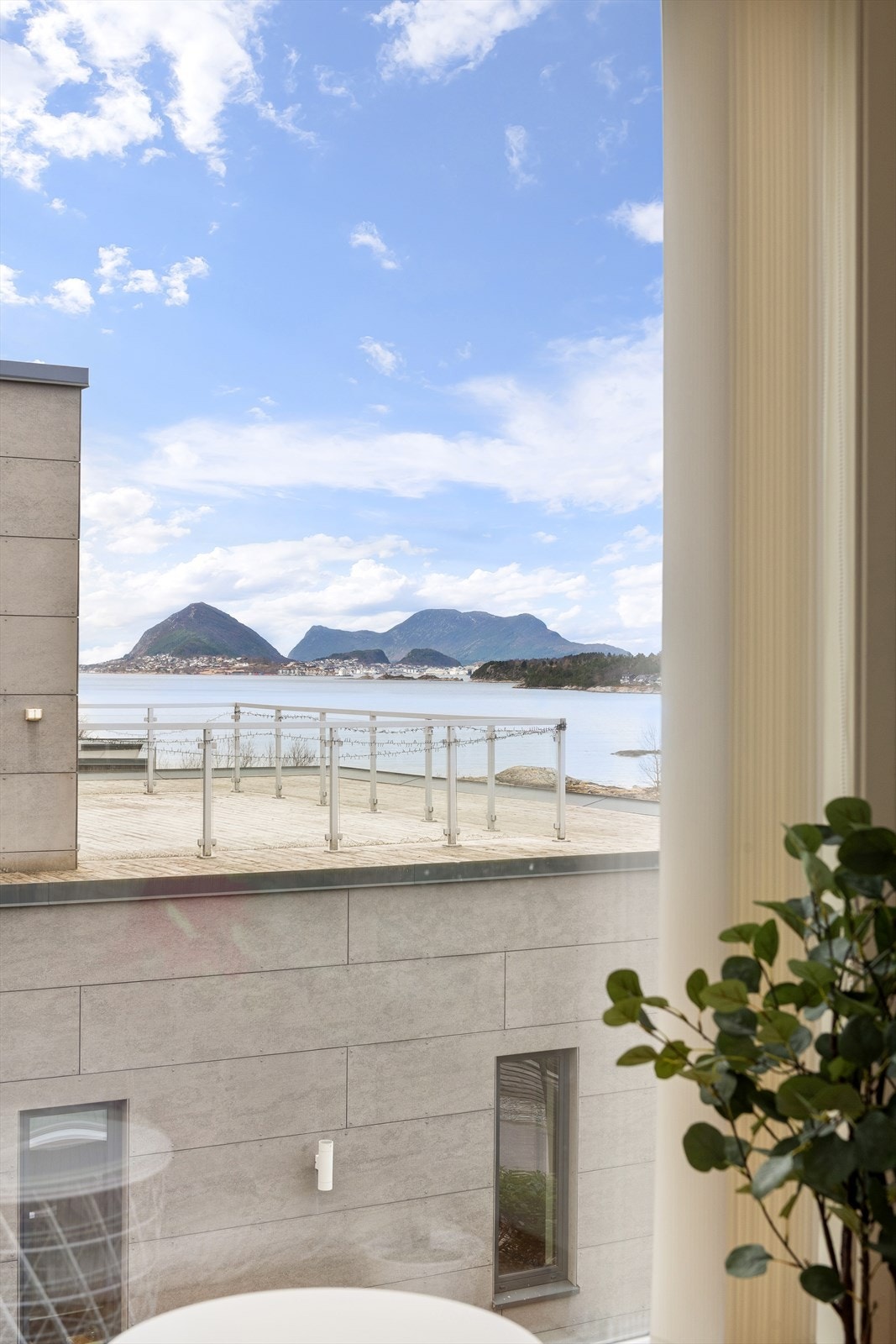 Flott utsikt mot vest fra loftstuen i 3. etasje Galleribilde