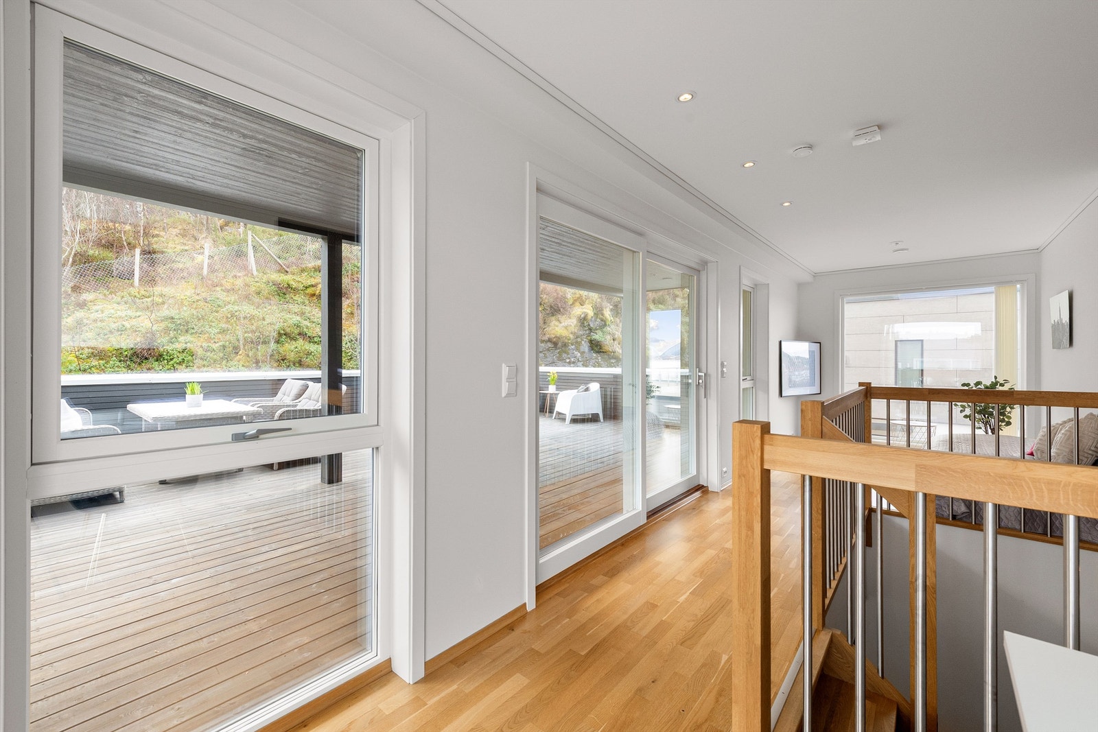 I loftsstuen er det stor skyvedør som leder ut til takterrassen Galleribilde