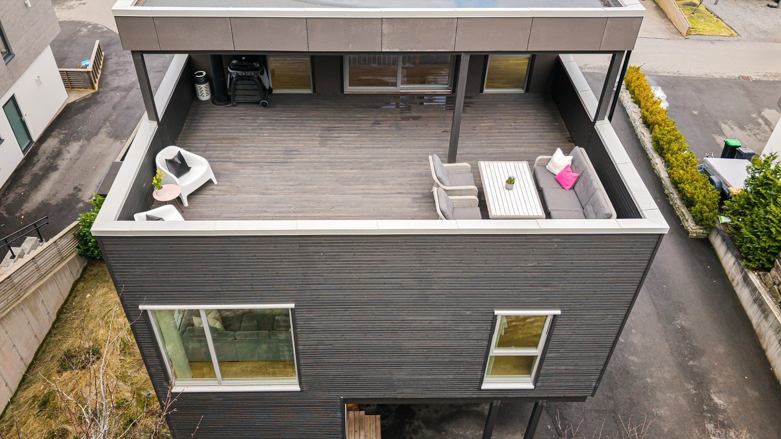 Boligens funkisinspirerte arkitektur toppes av en takterrasse på hele 42 m² som er dels overbygd Galleribilde