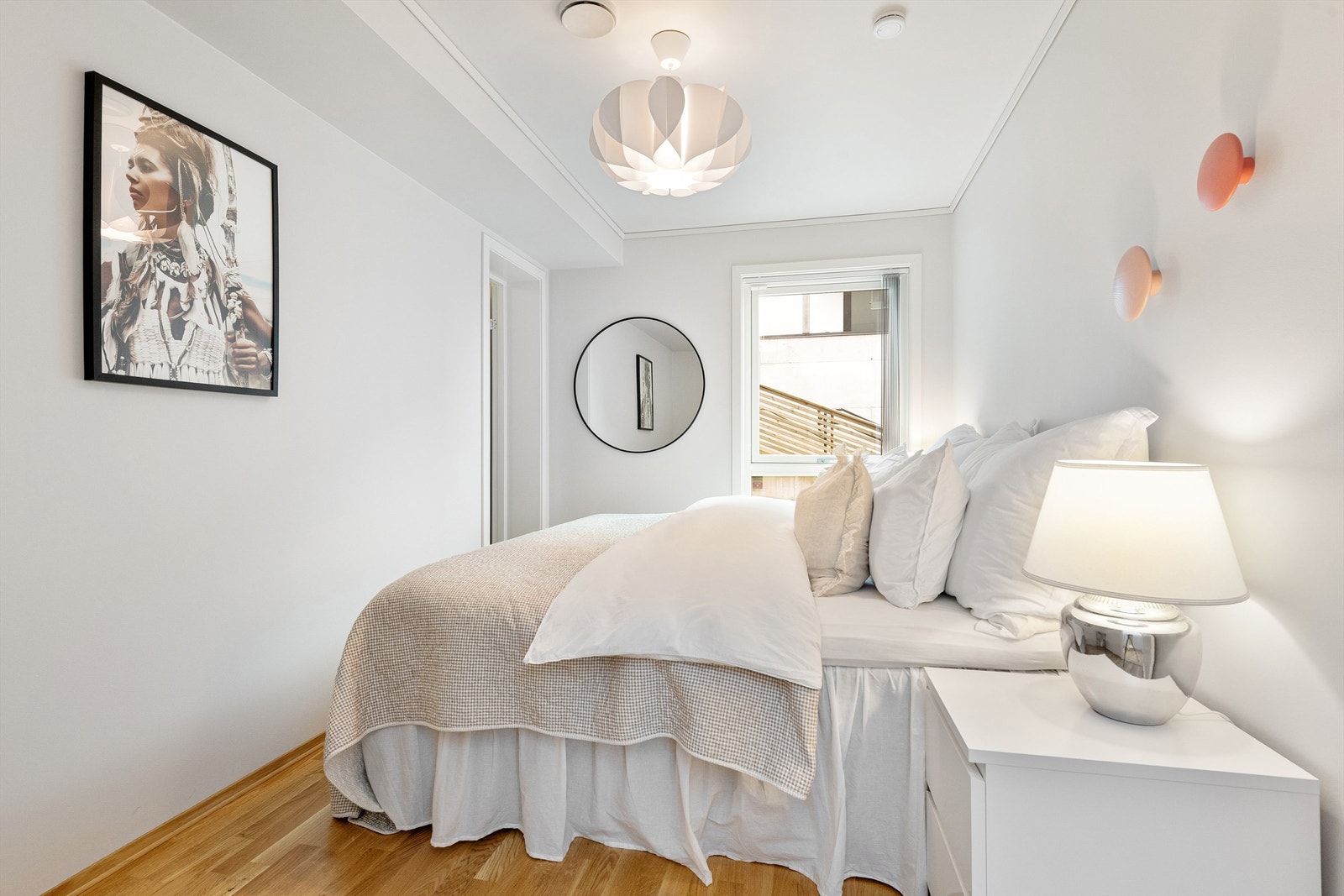 Hovedsoverommet i 1. etasje har lyse overflater og tilgang til et eget garderoberom Galleribilde