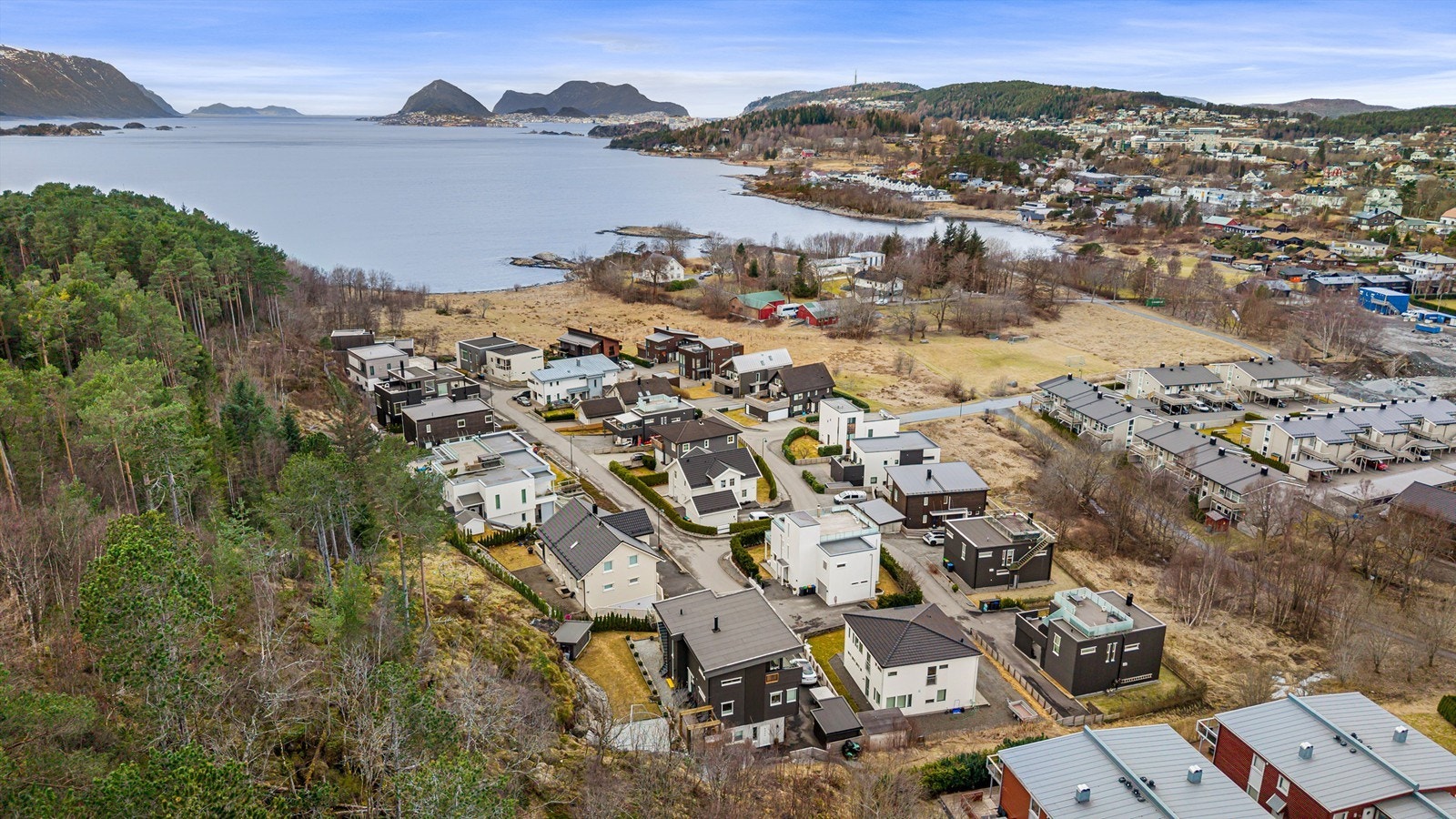 Med bussforbindelser fra Ratviksvingen kun tre minutter unna, er både Ålesund sentrum og Moa lett tilgjengelig. Galleribilde
