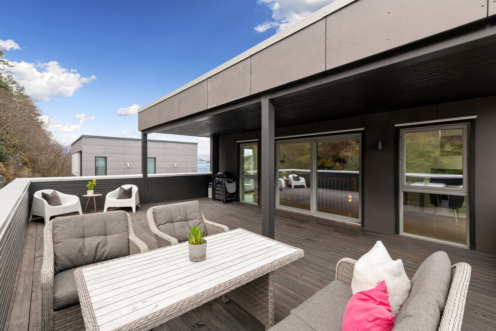 Her kan du nyte gode solforhold og en flott utsikt vestover mot Ratvika og Borgundfjorden Galleribilde