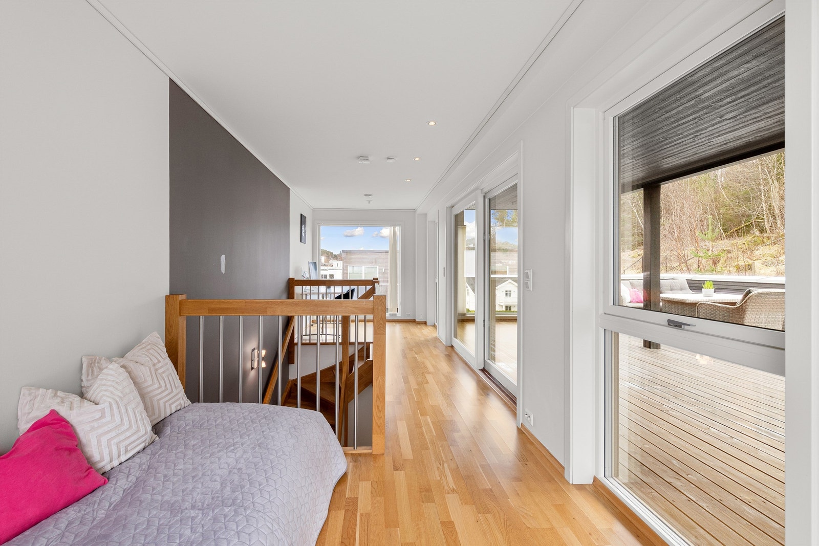 Loftstuen er et fleksibelt rom som kan brukes som TV-stue, kontor eller lekeareal. Et tredje soverom kan etableres her Galleribilde