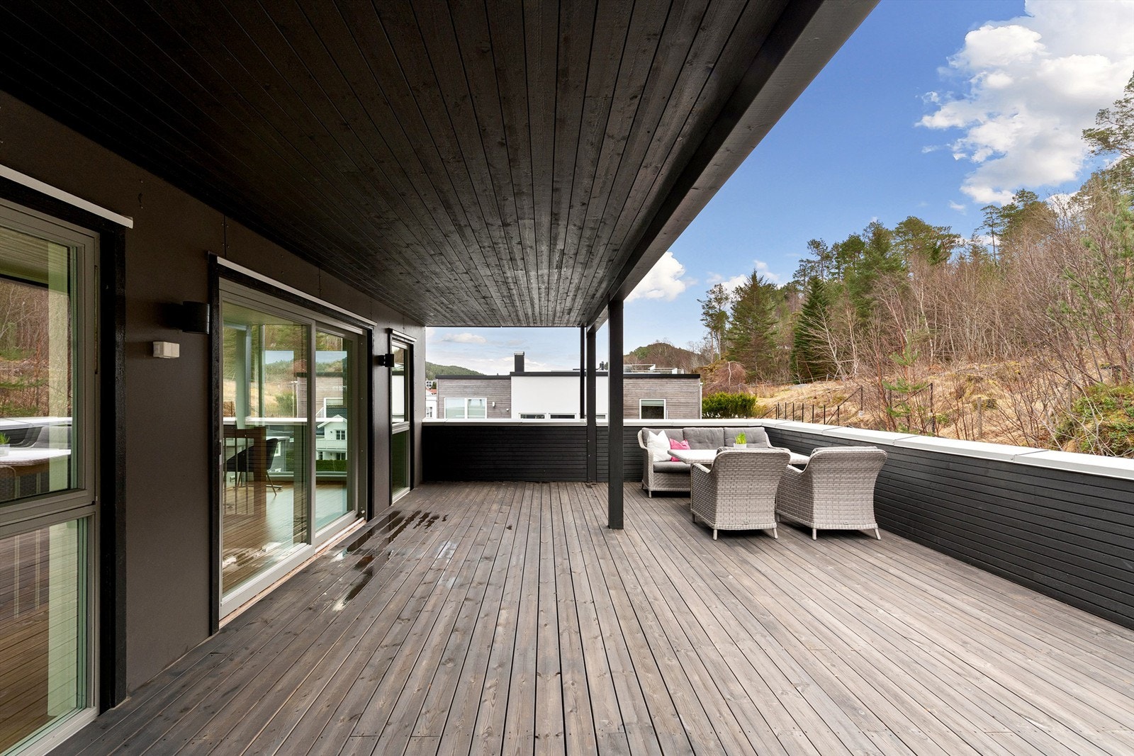 Terrassen er en privat og usjenert sone, perfekt for avslapning og sosiale sammenkomster Galleribilde