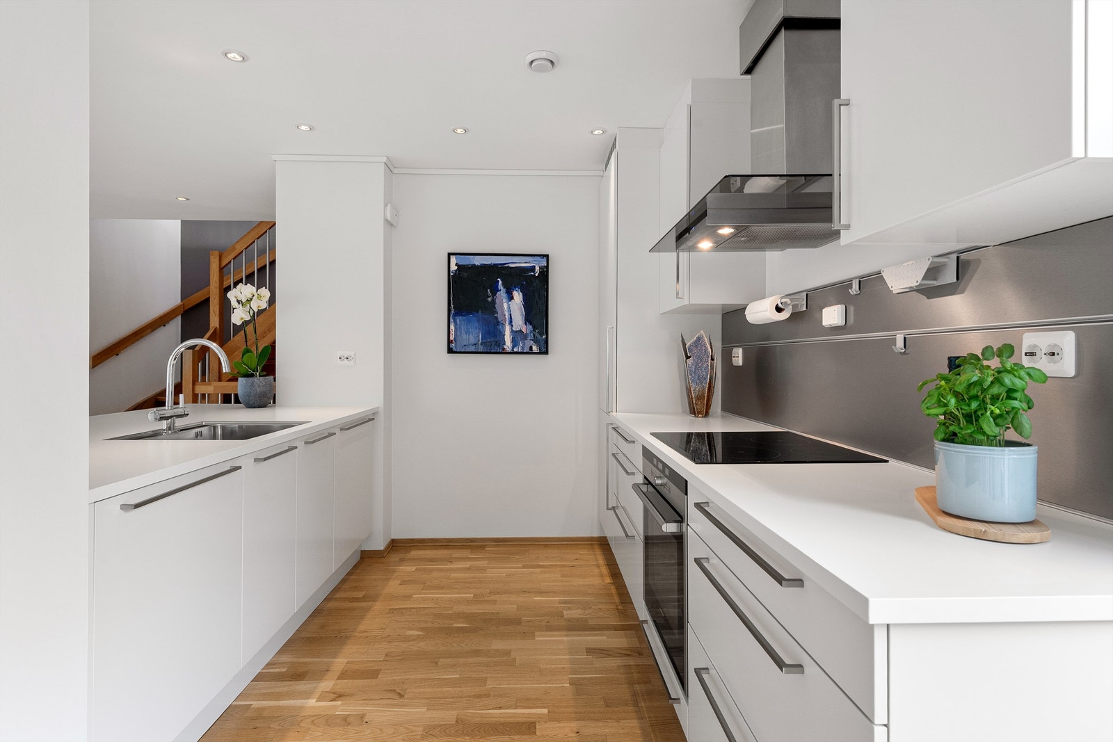 Alle hvitevarer er integrert, inkludert induksjonstopp, stekeovn, kjøl/fryseskap og oppvaskmaskin Galleribilde