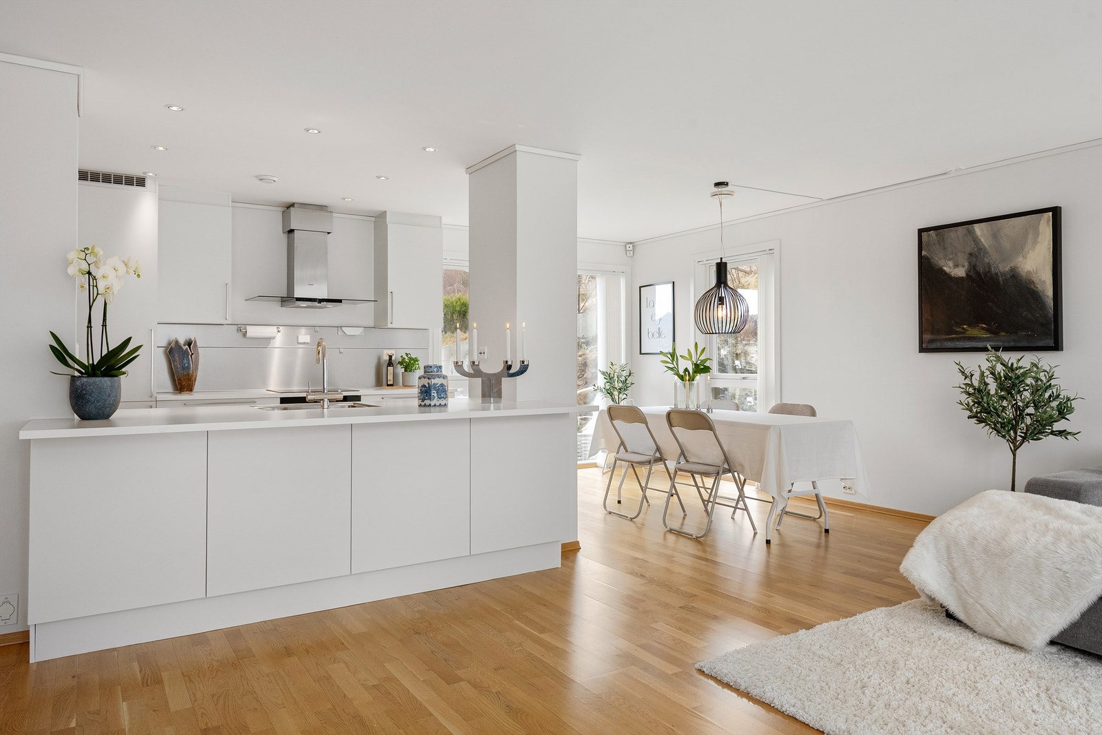 Kjøkkenet fra HTH har en stor kjøkkenøy som fungerer som en sosial sone og arbeidsflate Galleribilde