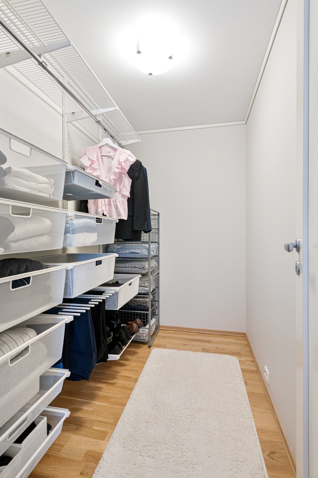 Garderoben gir en oversiktlig og effektiv oppbevaring av klær og tilbehør Galleribilde