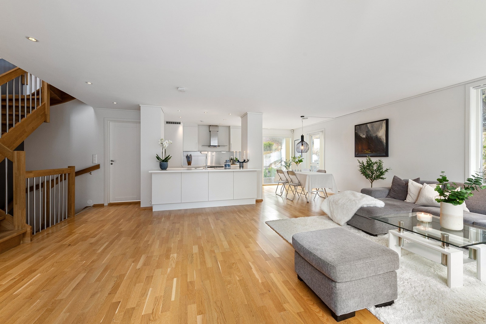 Innvendig trapp i tre med stålspiler leder videre opp til tredje etasje Galleribilde