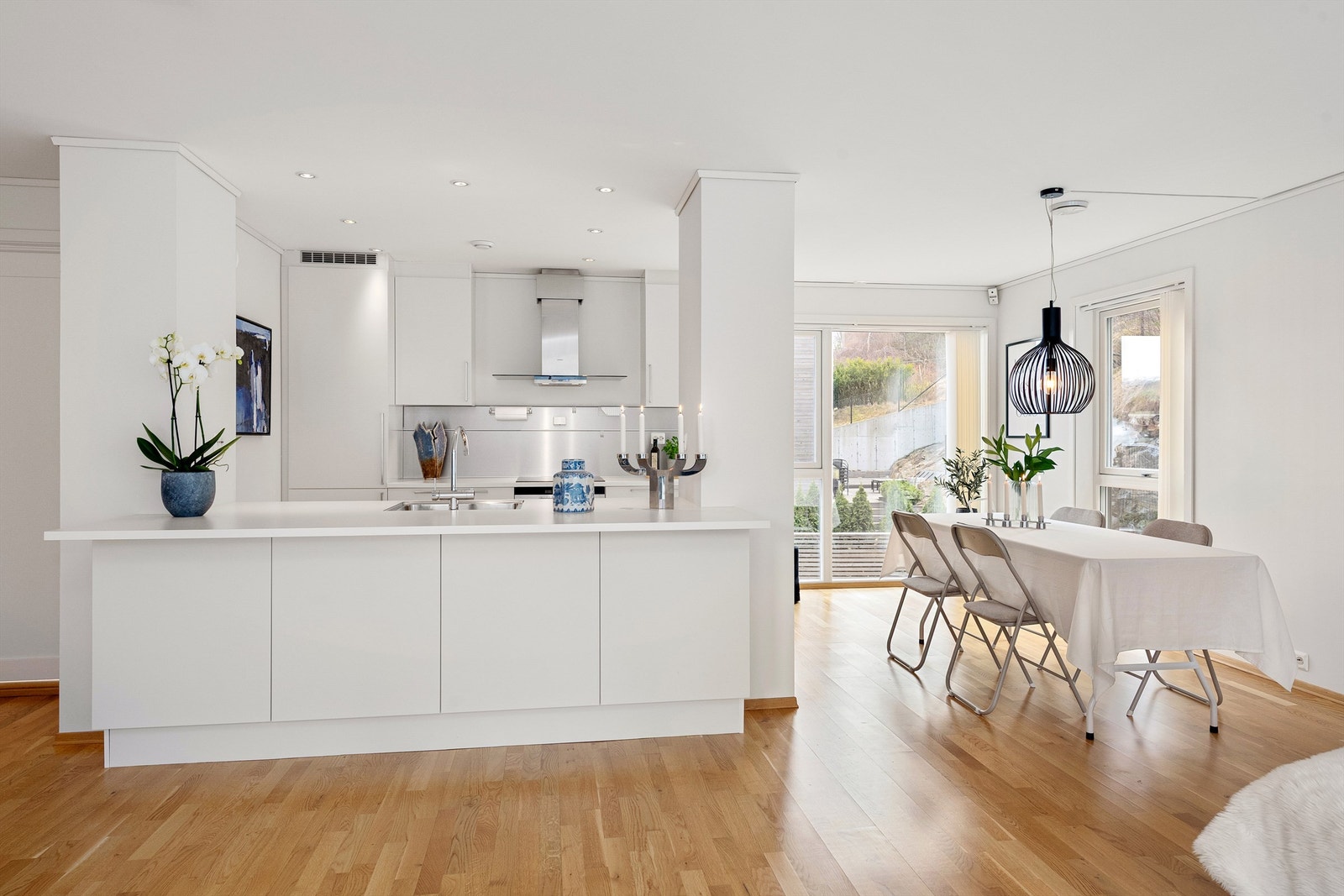 Det er god plass til romlig spisestue i tilknytning til kjøkken Galleribilde