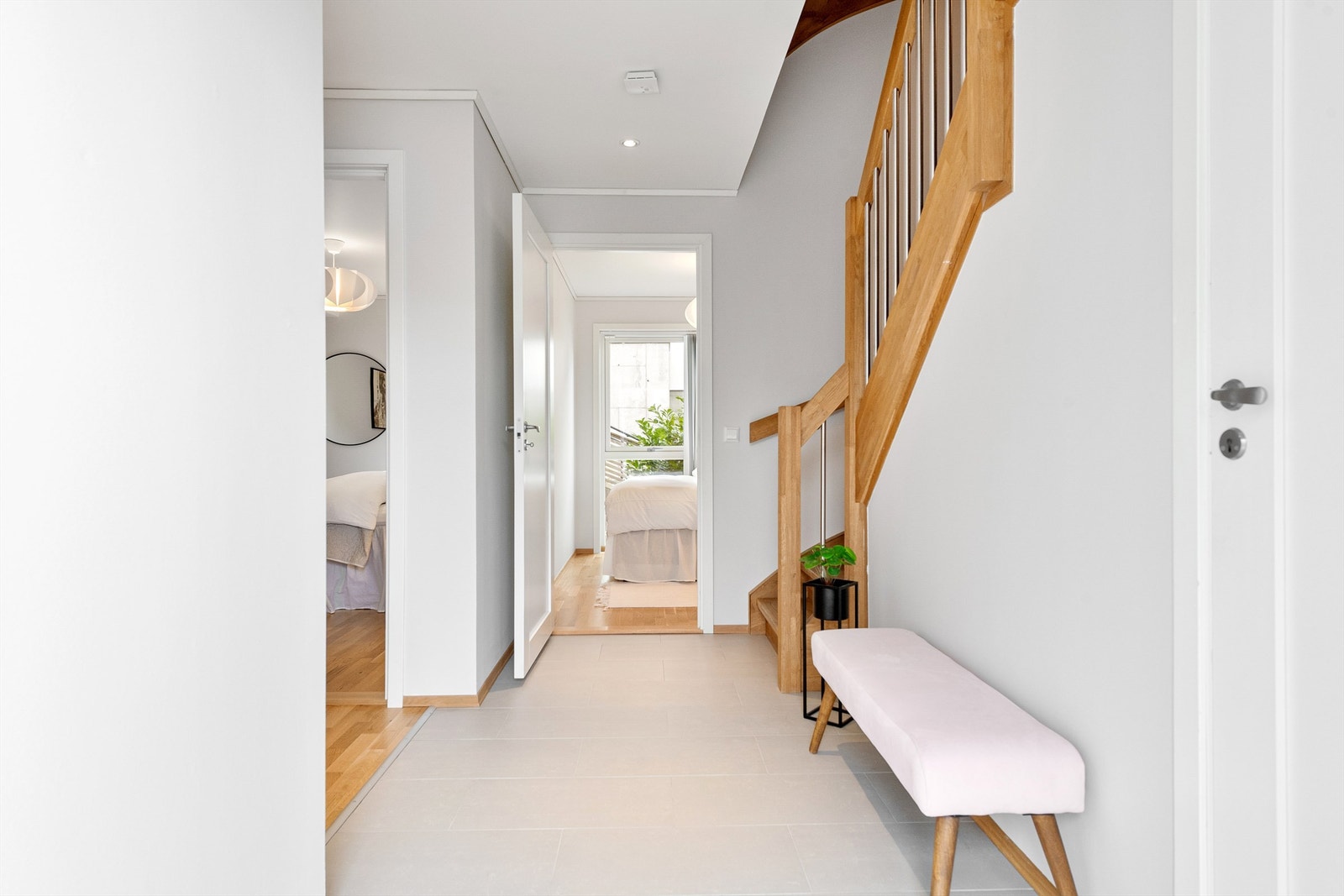 Entre/hall med dels flislagt gulv med gulvvarme Galleribilde