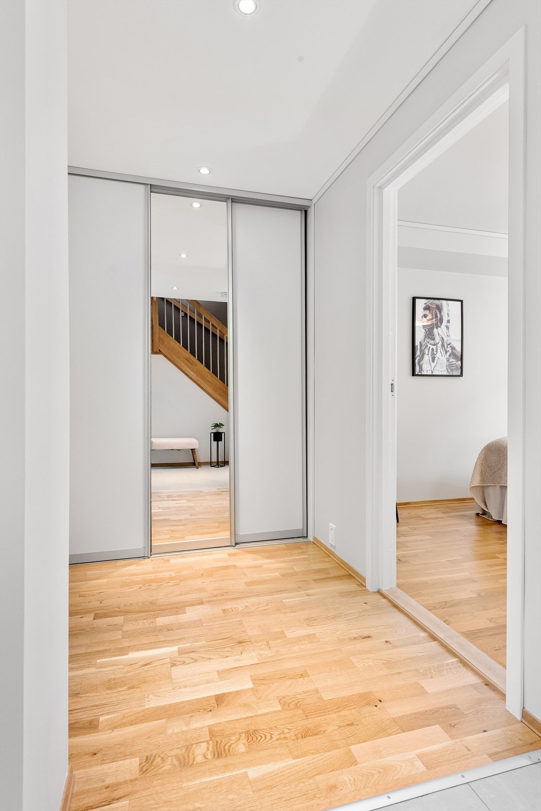 Den store garderoben i hallen gir rikelig med plass til yttertøy og sko Galleribilde