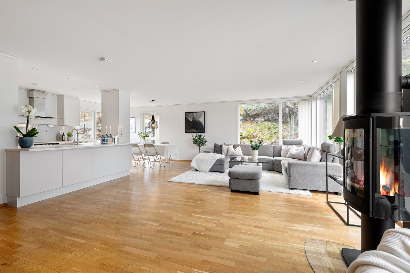 Stue og kjøkken i åpen løsning skaper en helhetlig og sosial atmosfære Galleribilde