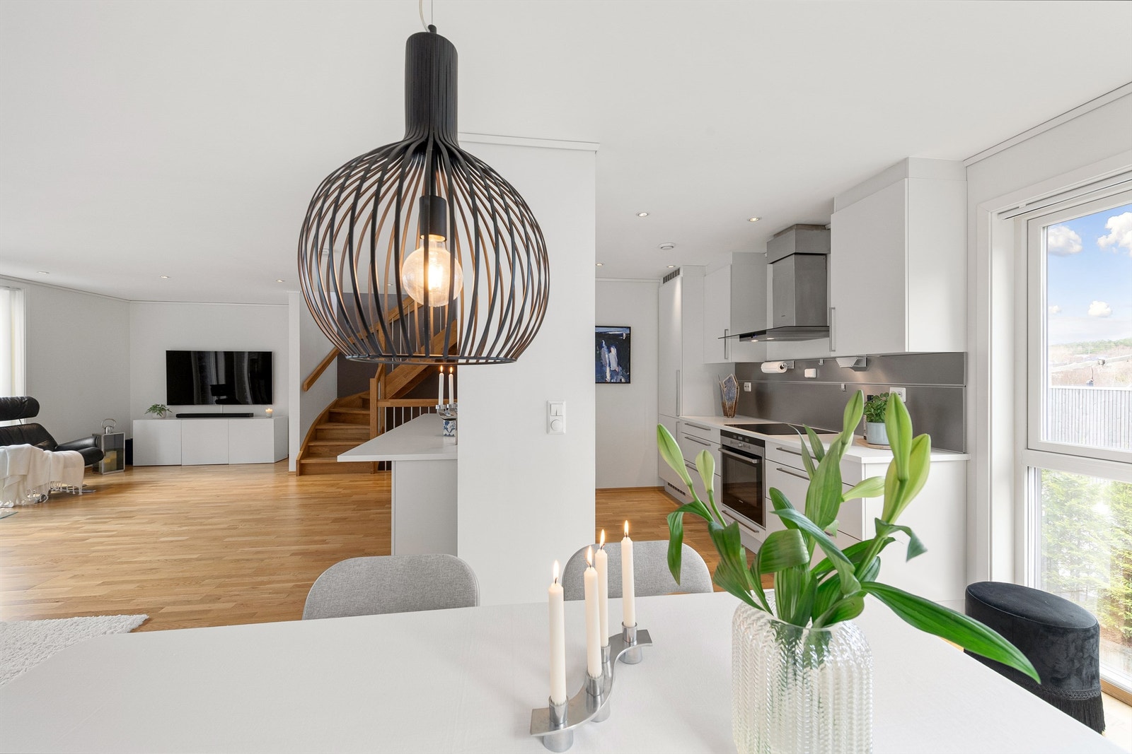 Fra spiseplassen ser man gjennom hele etasjen, noe som understreker den åpne romfølelsen Galleribilde