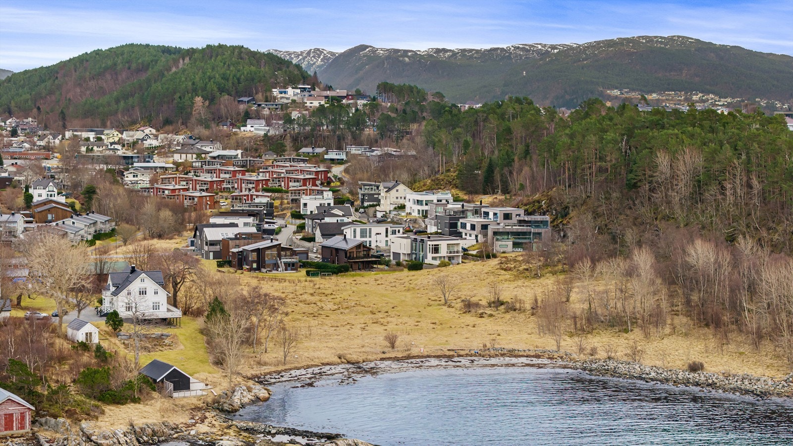 Nærområdet byr på et godt bomiljø med nærhet til den nyoppførte barneskolen i Hatlane, barnehager og idrettsanlegg. Galleribilde