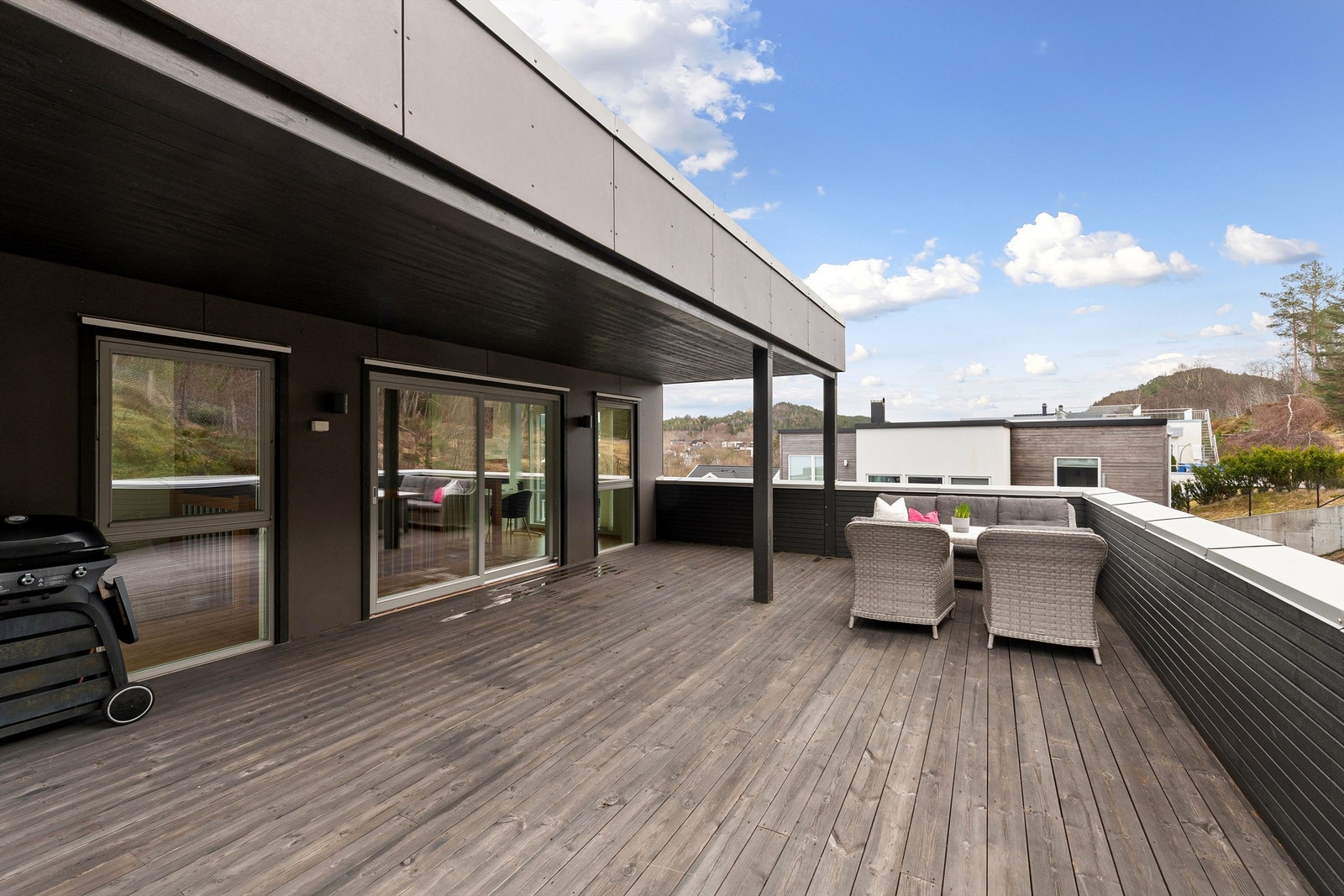 Den store takterrassen på 42 m² er en fantastisk uteplass med god plass til flere sittegrupper Galleribilde