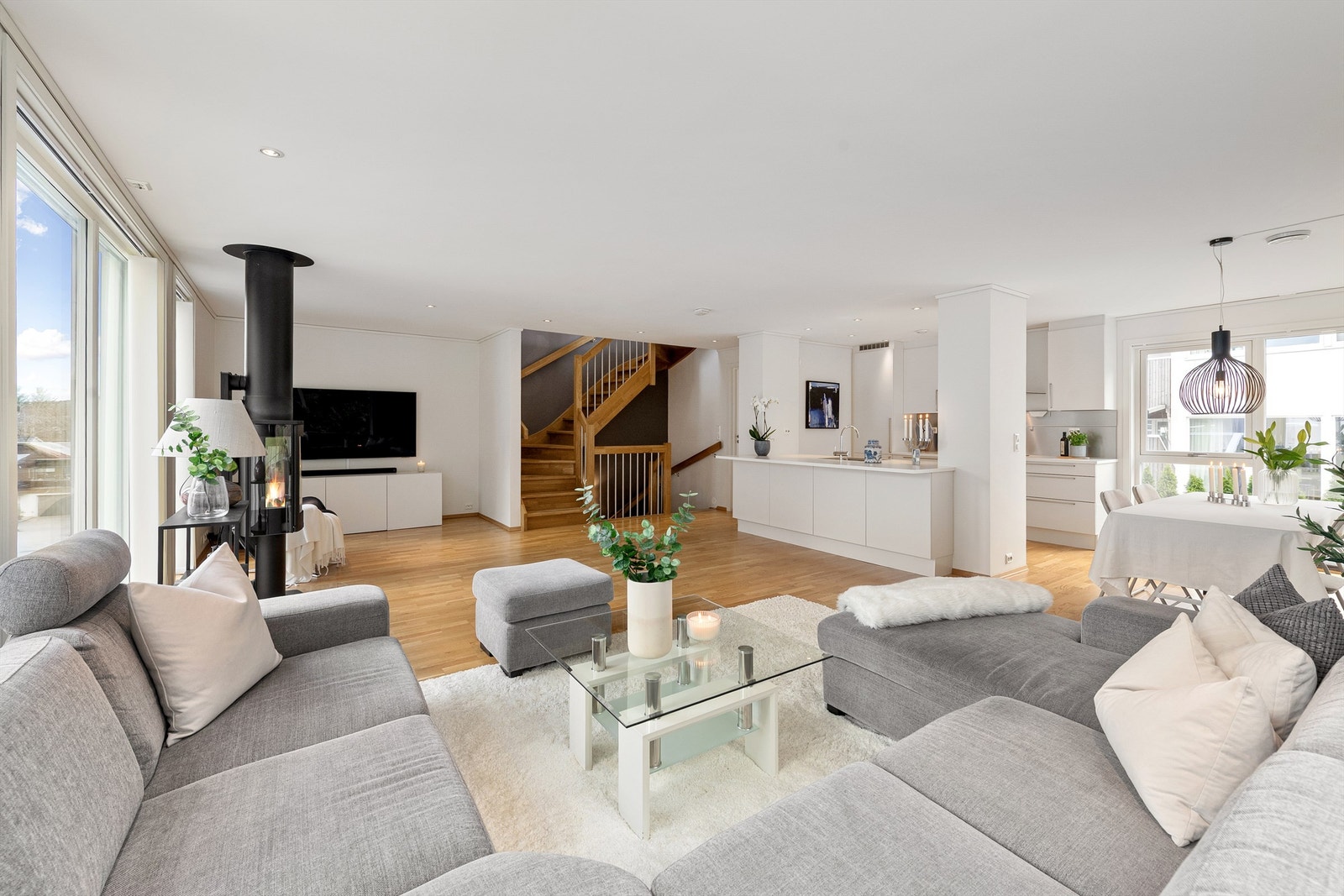 Fra sofakroken på stue mot kjøkken og spiestue Galleribilde