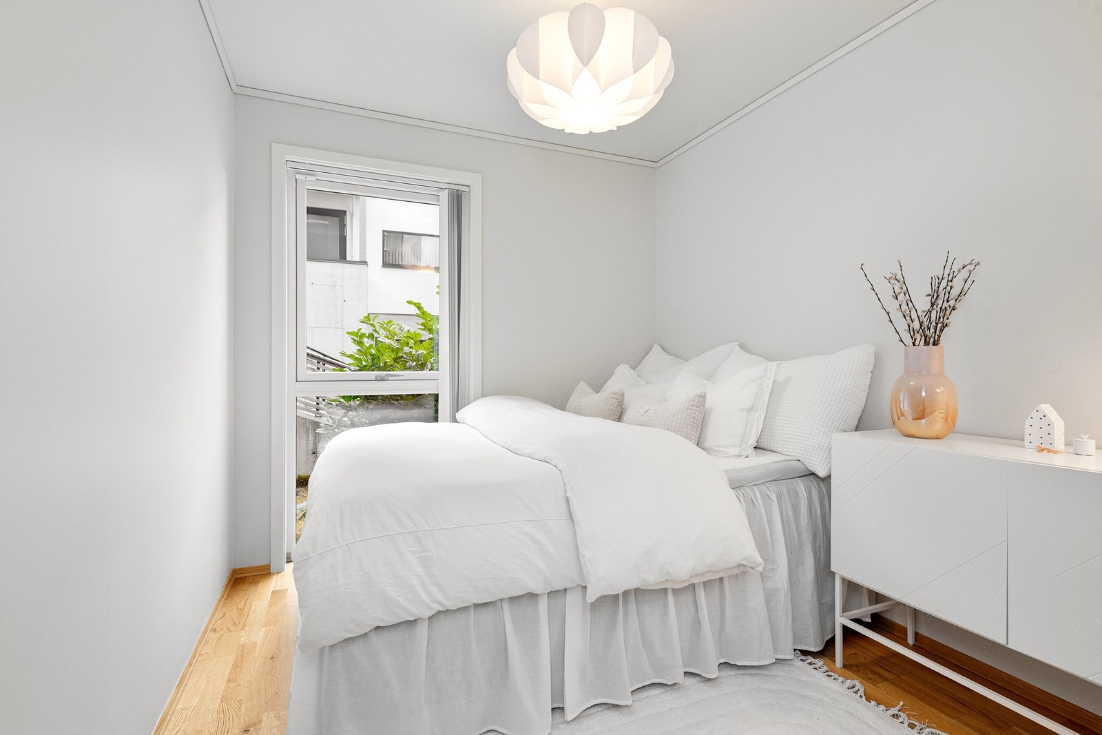 Boligens andre soverom er også av god størrelse, med parkett på gulv og plass til seng og skrivepult Galleribilde