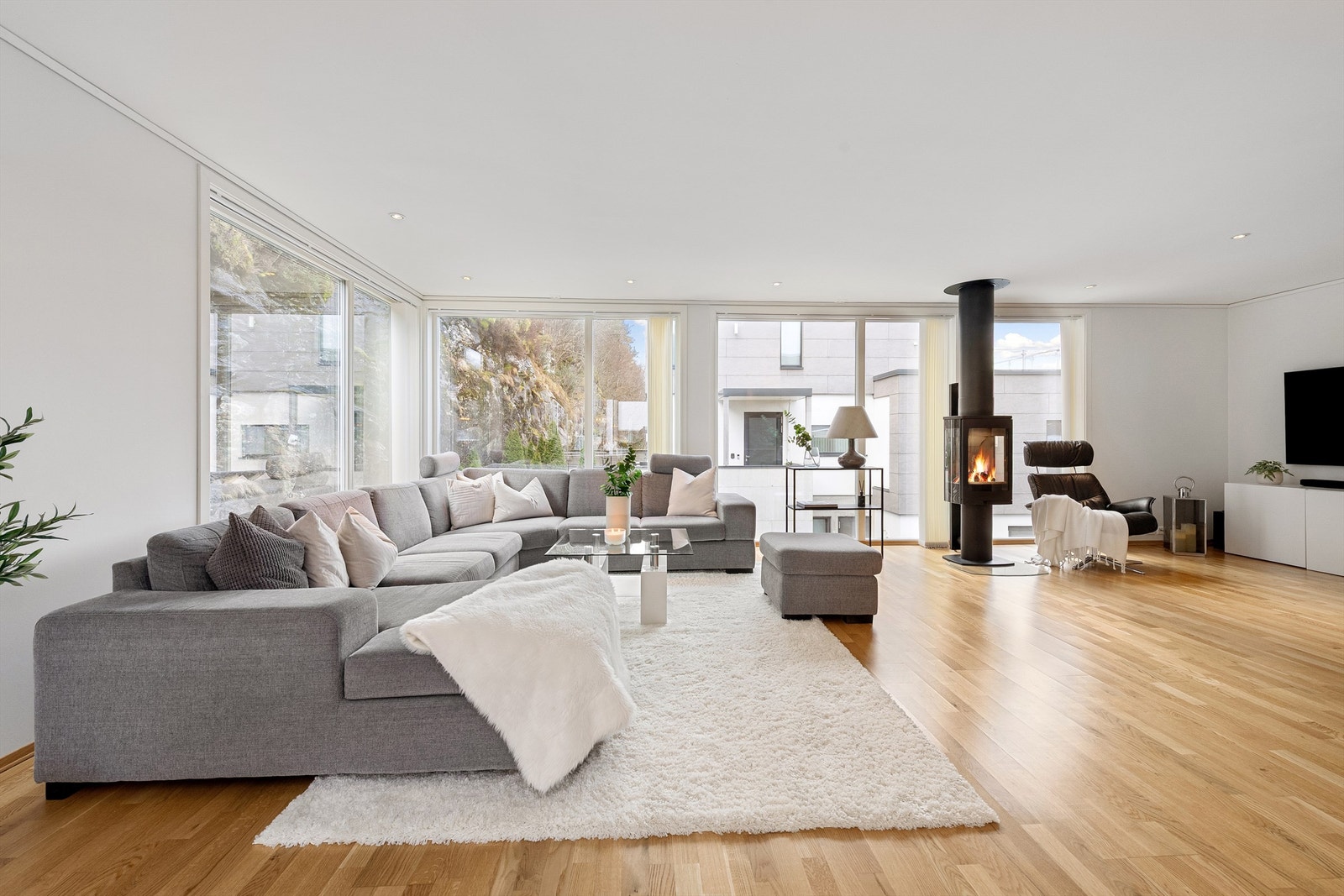 Lys og trivelig stue i åpen løsning med kjøkkenet. Stuen har god plass til en stor sofagruppe og er et naturlig samlingspunkt Galleribilde