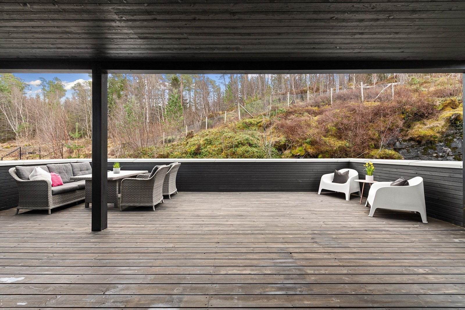 En del av terrassen er overbygd, noe som gir ly for vær og vind og forlenger sesongen Galleribilde