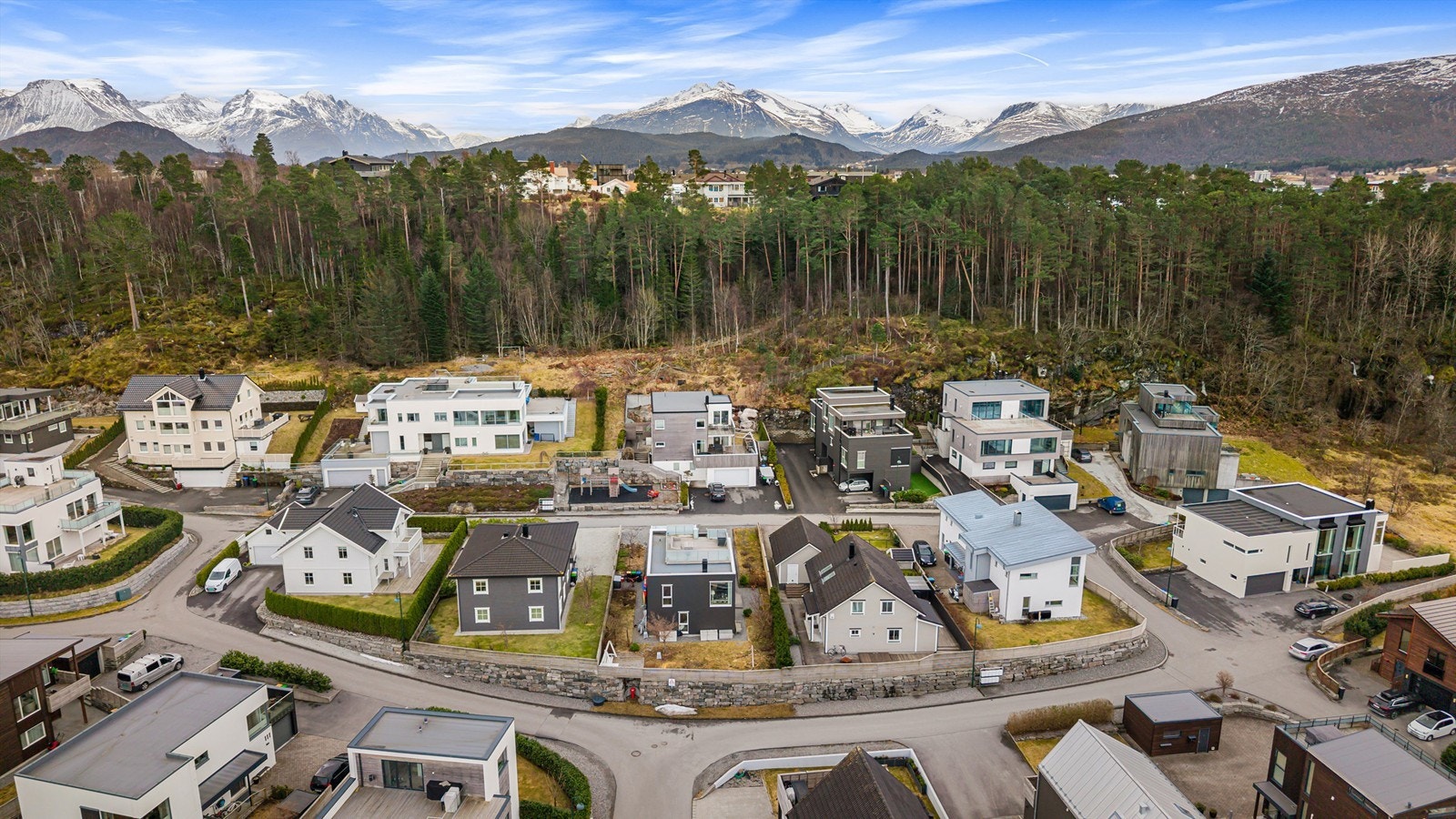 For den turglade er det kort vei til foten av Høgnakken, som byr på panoramautsikt mot Sunnmørsalpane. Galleribilde