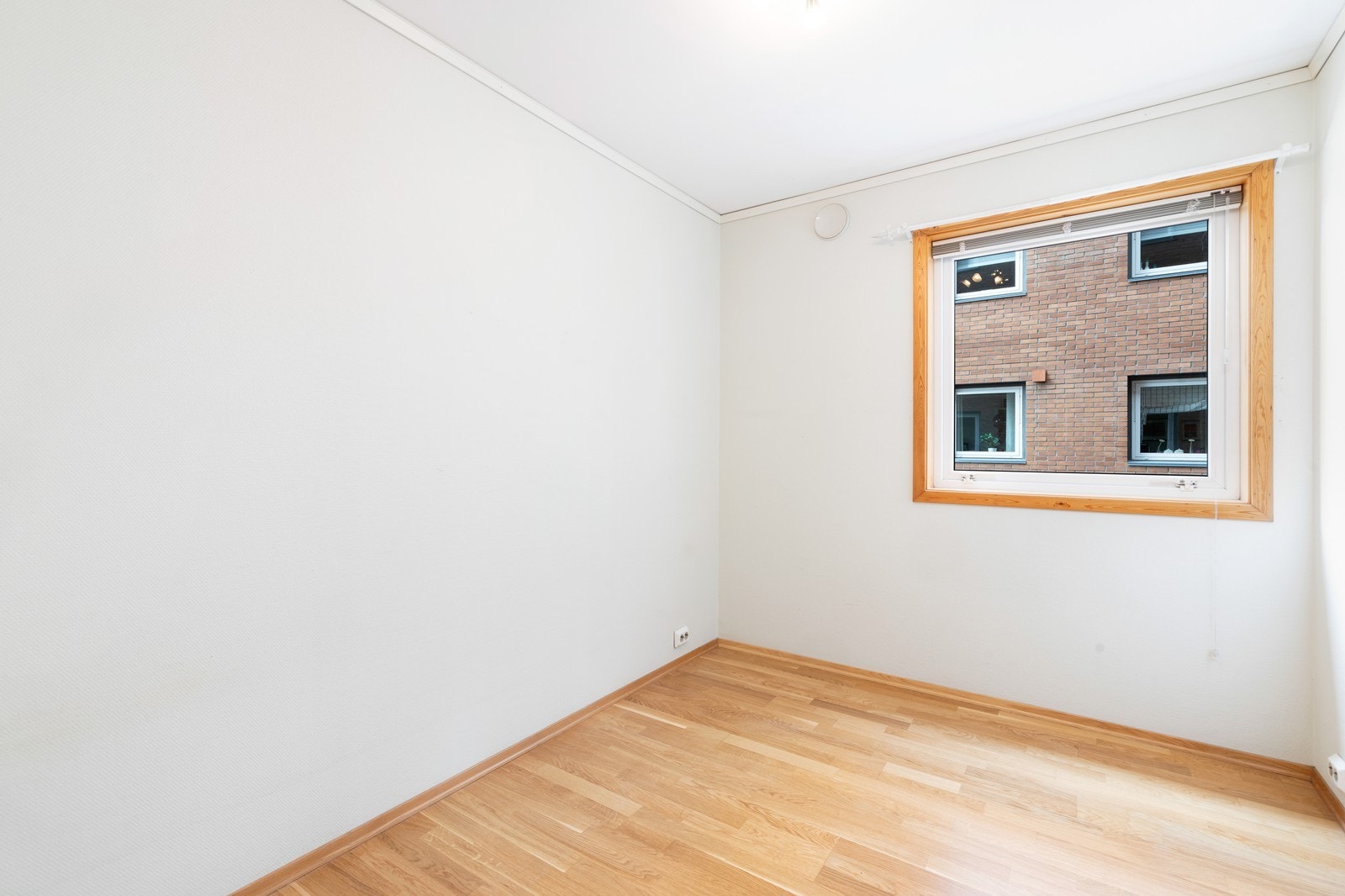 Soverom 2. Begge rommene har plass til seng med tilhørende møblement samt garderobeløsning. Galleribilde