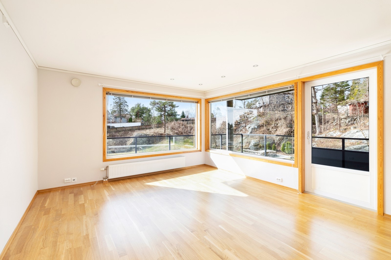 Stuen er av god størrelse og store vindusflater sørger for rikelig med naturlig lysinnslipp. Galleribilde