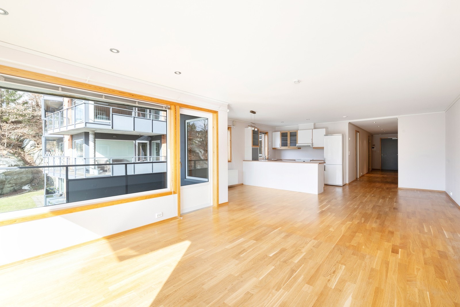 Kjøkkenet har åpen løsning mot stuen og er praktisk plassert i rommet. Her er det godt med benke- og skapplass. Galleribilde