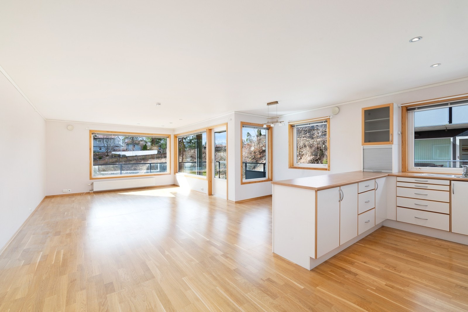 Romslig 3-roms hjørneleilighet med balkong og parkeringsplass i garasjekjeller. Heis i bygget. Galleribilde